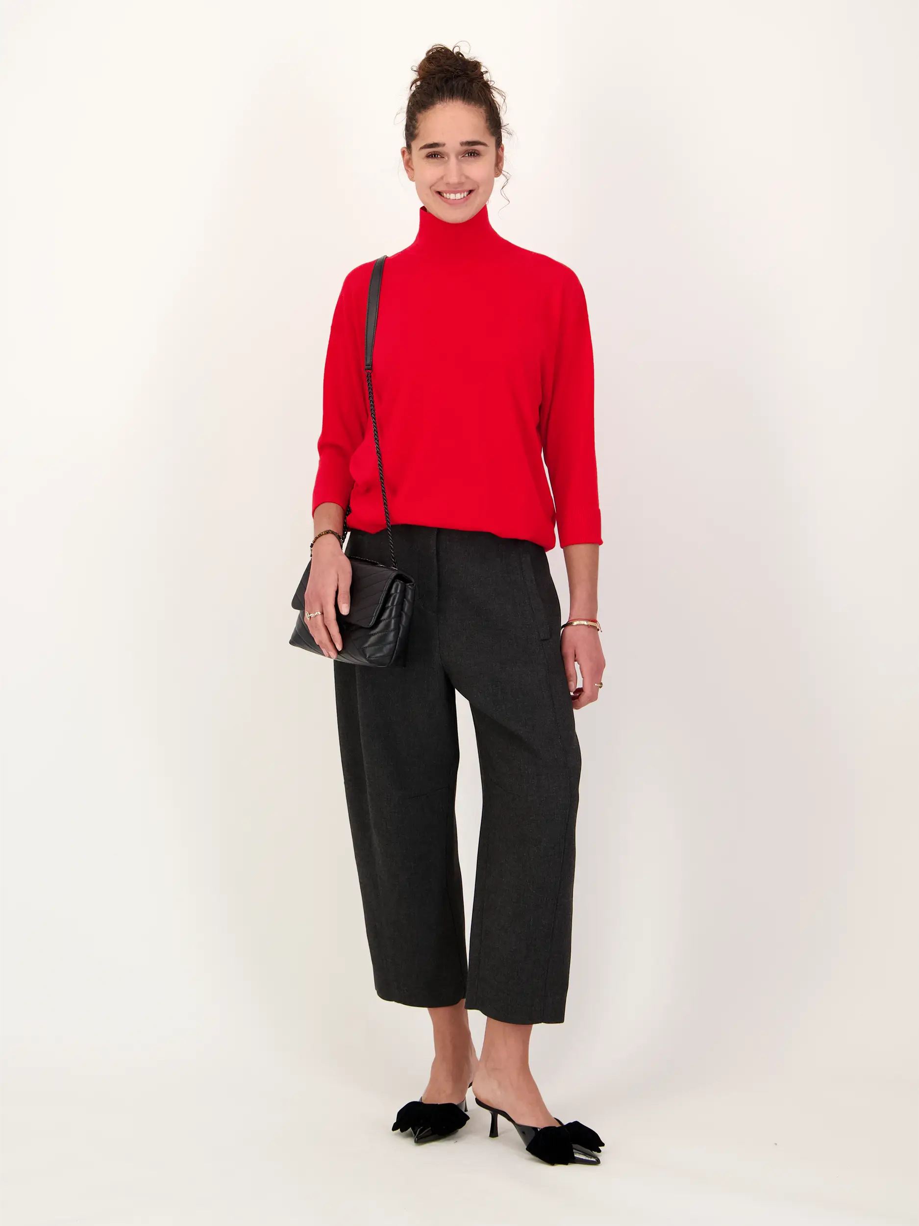 Pullover 'Urban Merino 2' aus Wolle 3/4 Arm - Artikel Teil eines Outfits getragen von einem Modell - Farbe: Rot