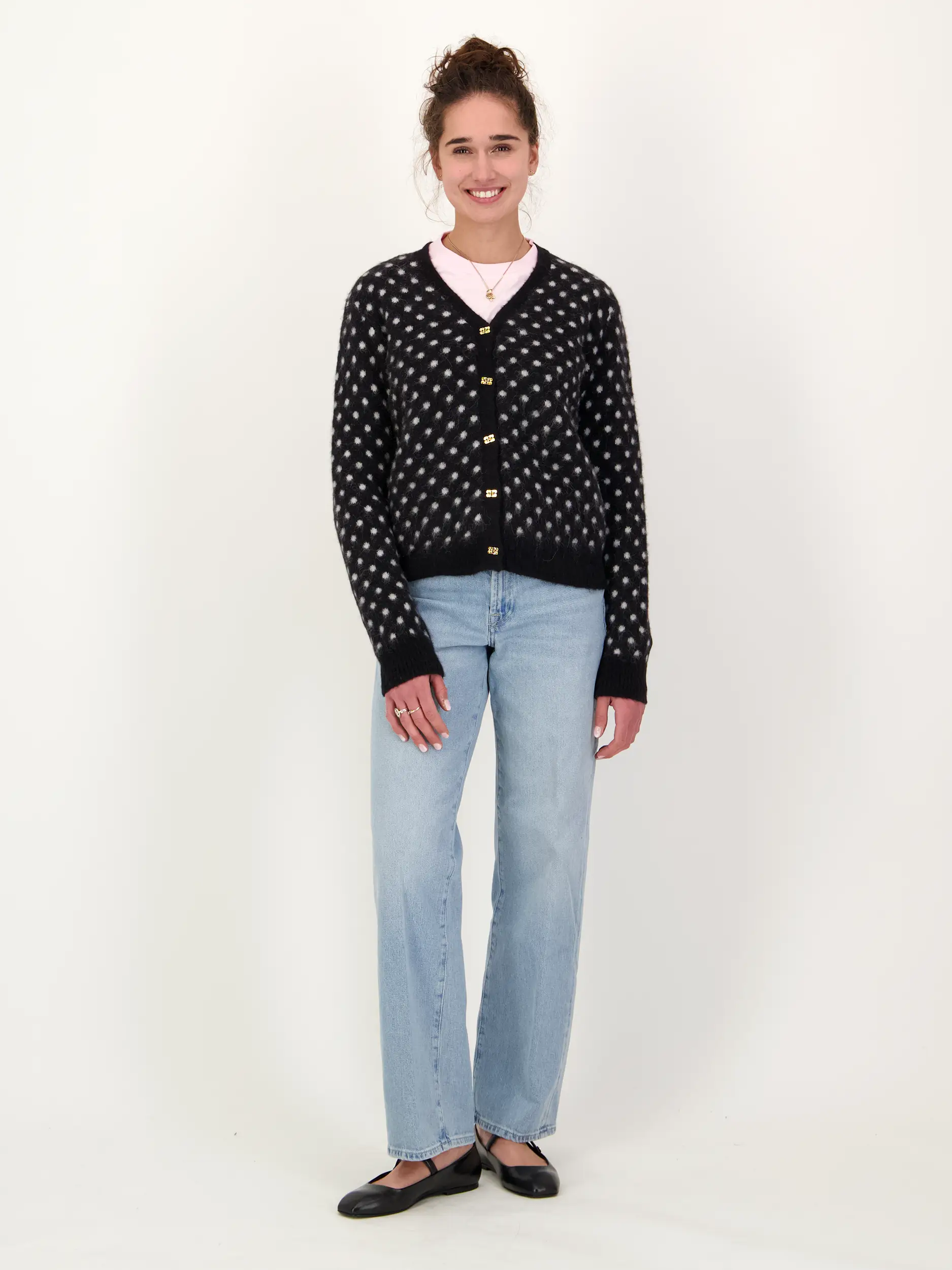 Strickjacke  - Artikel Teil eines Outfits getragen von einem Modell - Farbe: Schwarz