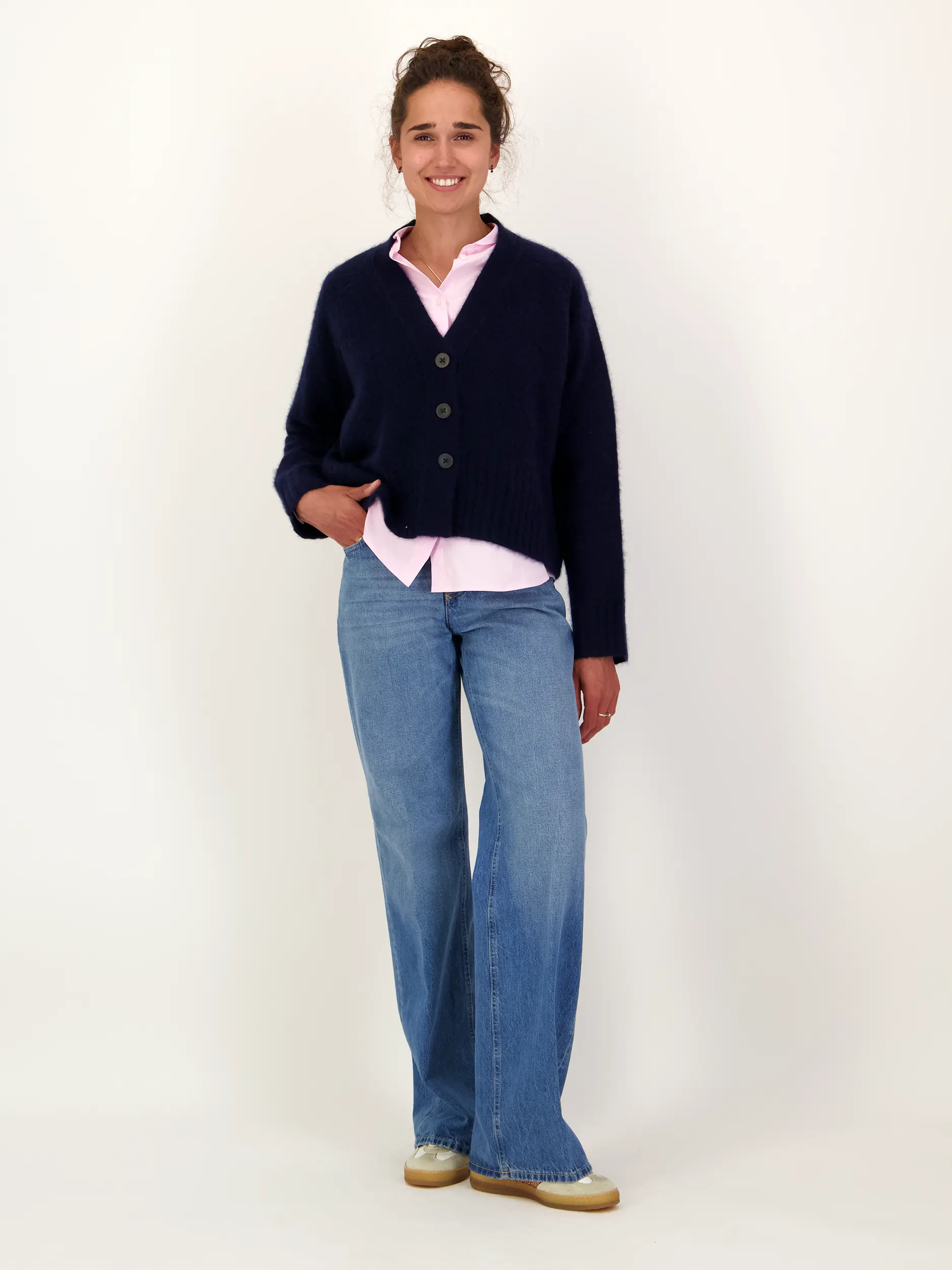 Mid Rise Flared Leg Jeans 'Gilan' - Artikel Teil eines Outfits getragen von einem Modell