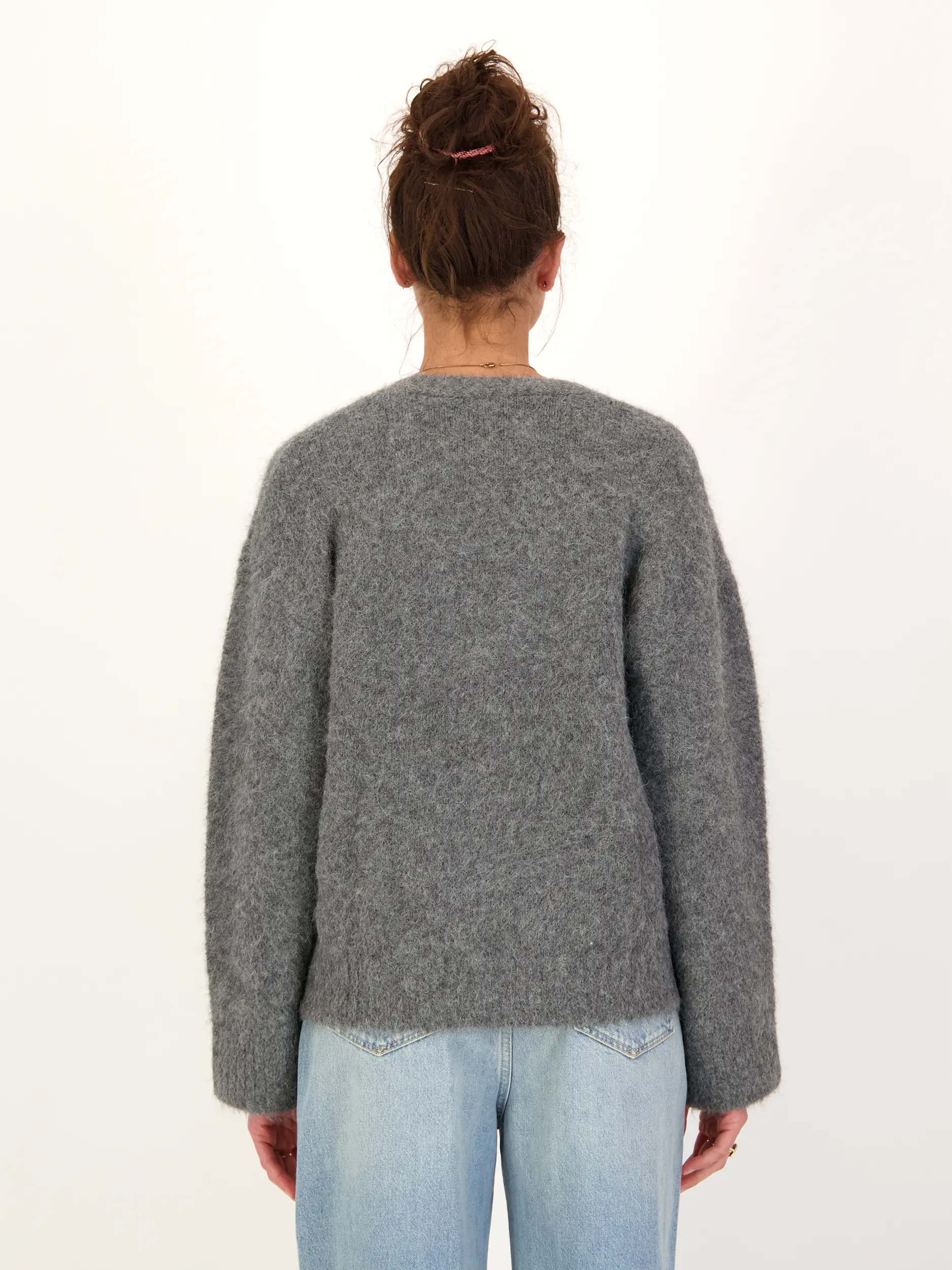 Strickjacke 'Sajeanne' aus Alpaka - Artikel Rückseite getragen von einem Modell - Farbe: Grau