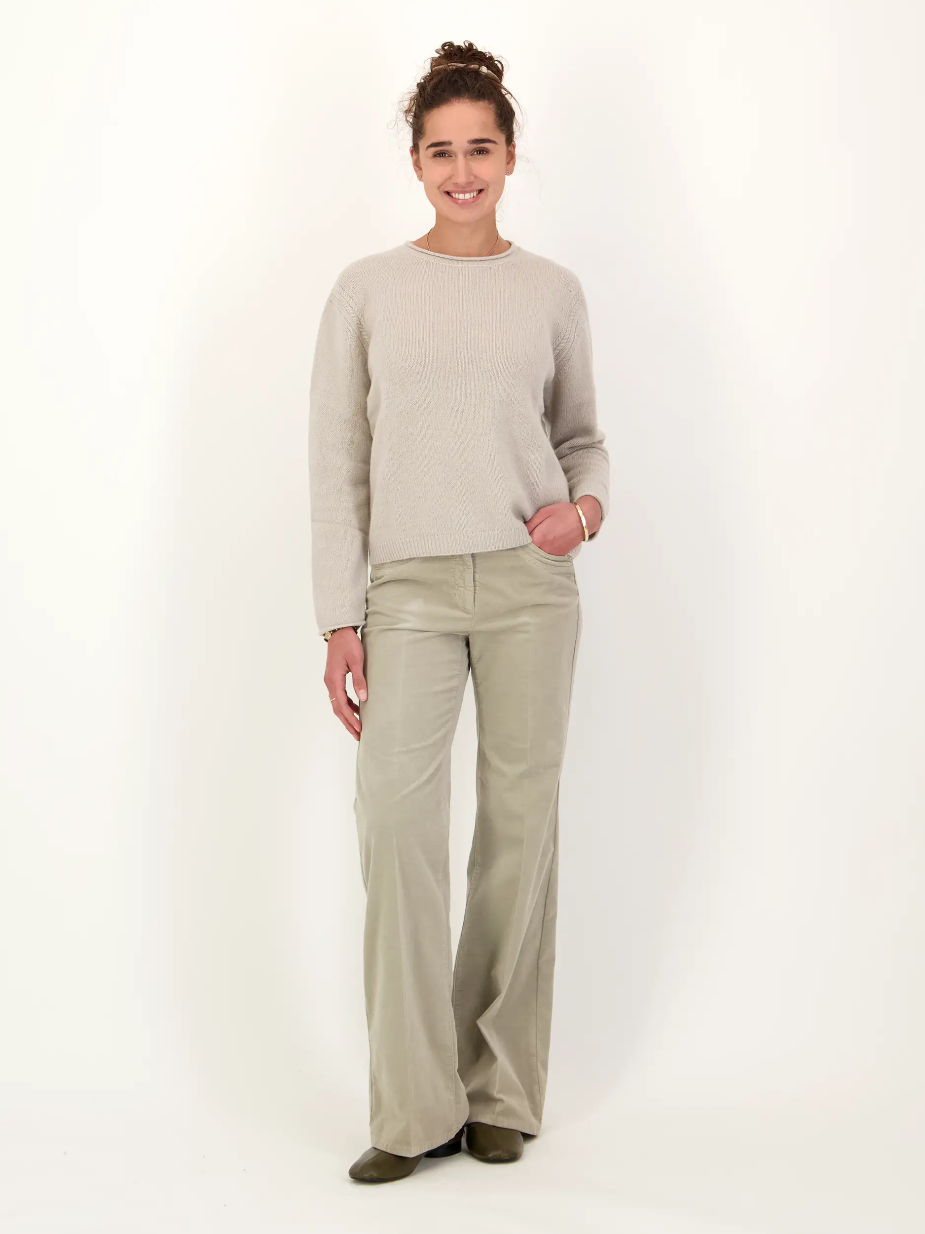 Pullover aus Wolle langarm - Artikel Teil eines Outfits getragen von einem Modell - Farbe: Creme