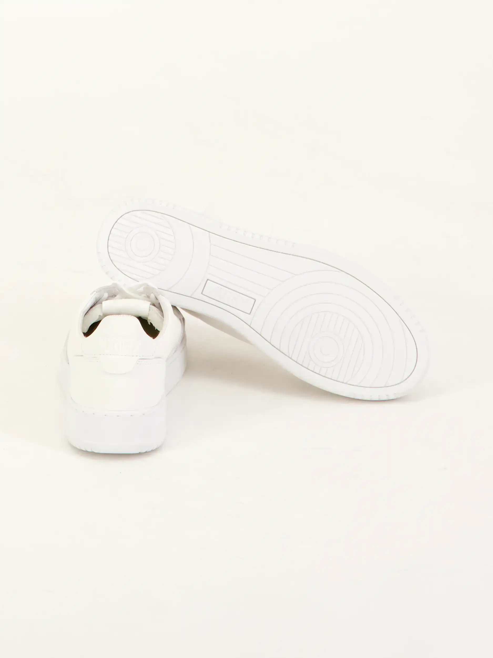 Sneaker 'Medalist' aus Leder - Artikel Rückseite getragen von einem Modell - Farbe: Weiß