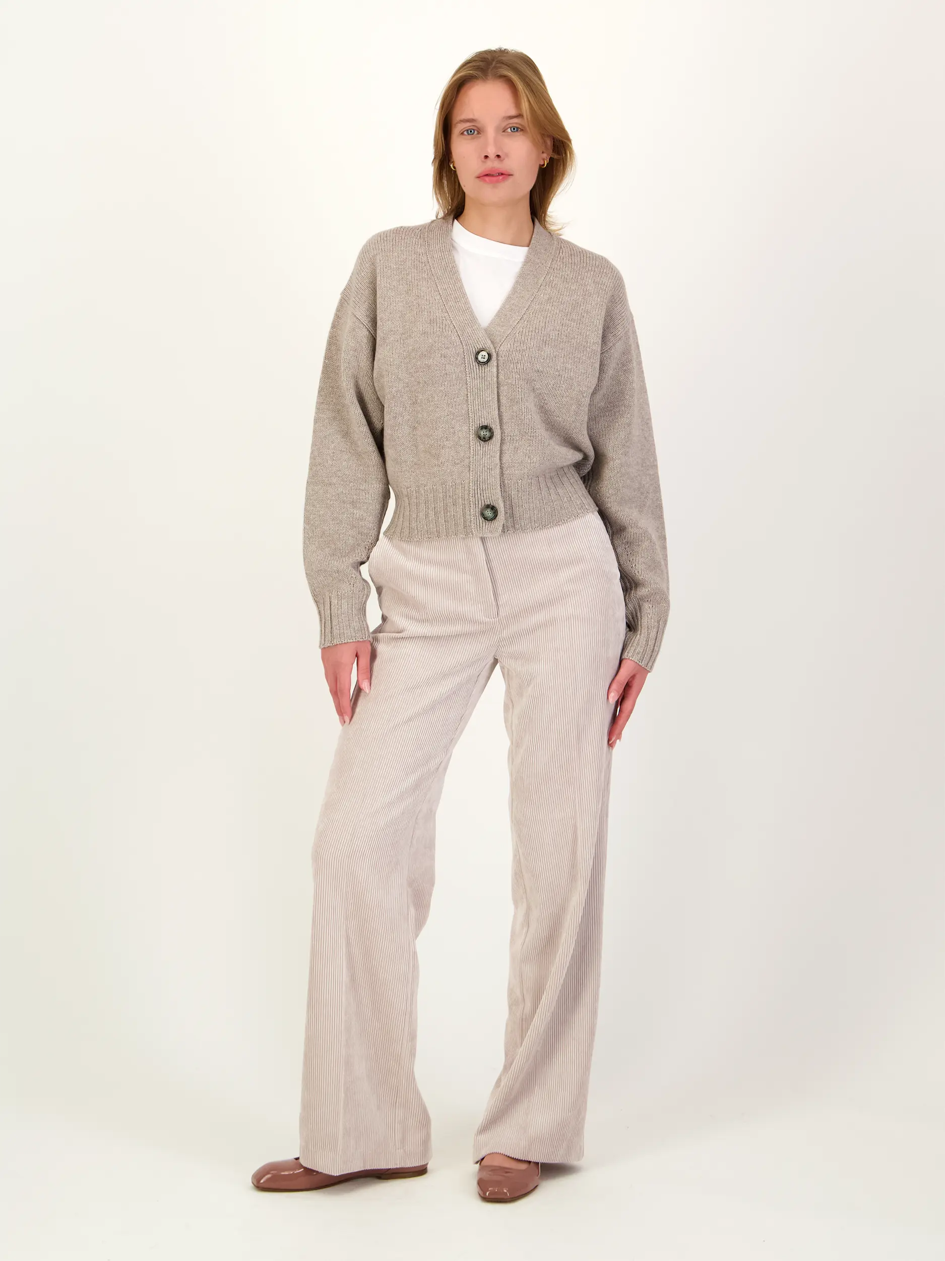 Strickjacke aus Wolle - Artikel Teil eines Outfits getragen von einem Modell - Farbe: Braun