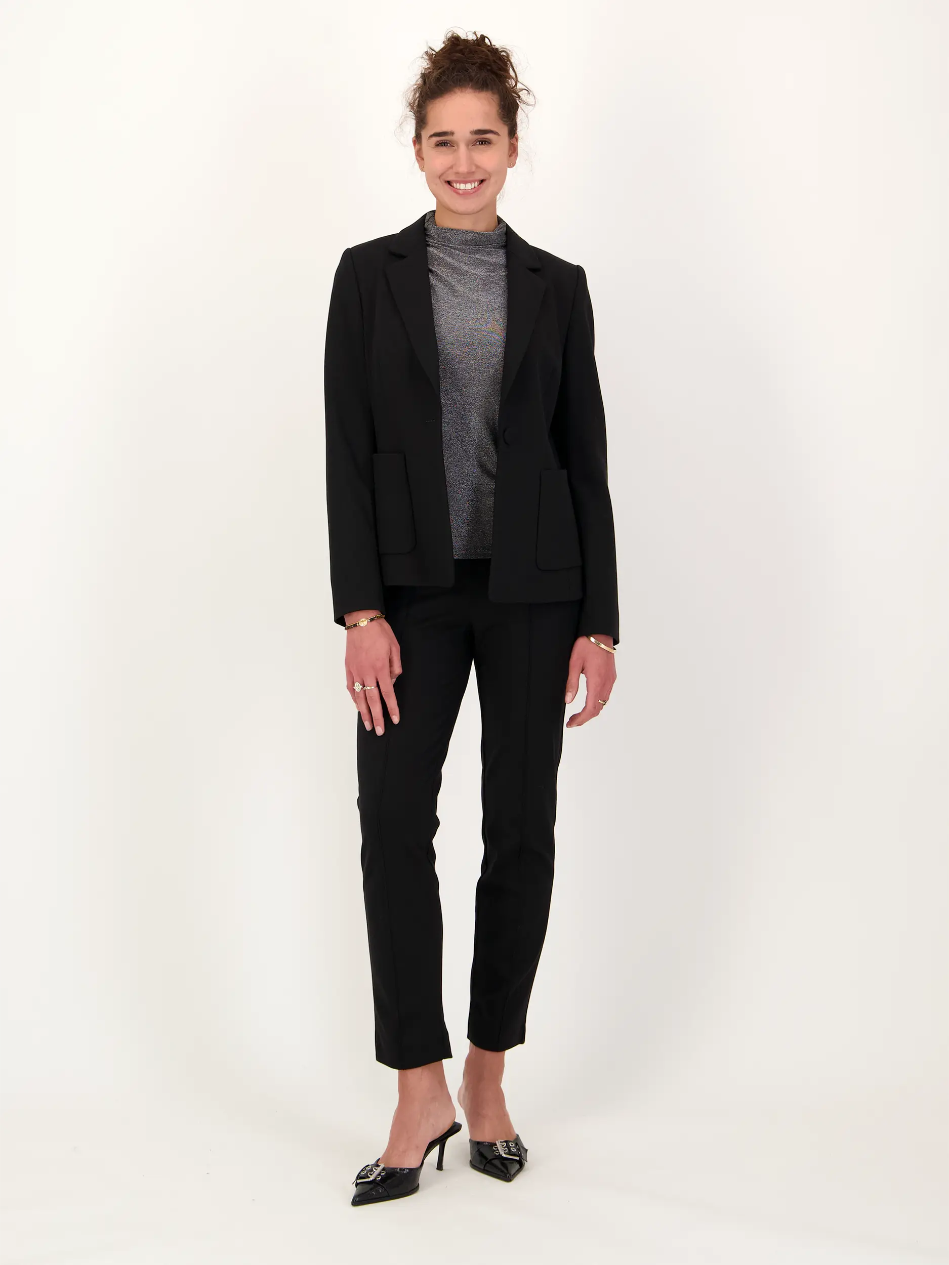 Blazer - Artikel Teil eines Outfits getragen von einem Modell - Farbe: Schwarz