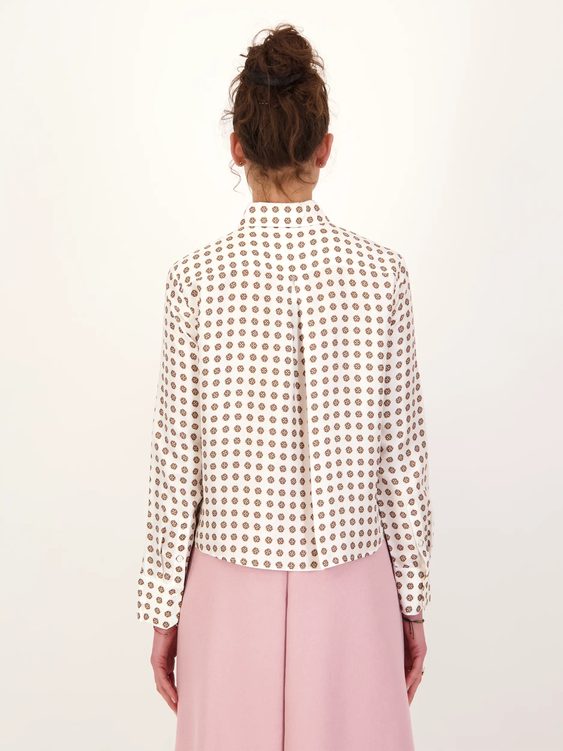 Gemusterte Schluppennbluse 'Graphic Dreams' aus Seide langarm - Artikel Rückseite getragen von einem Modell - Farbe: Creme