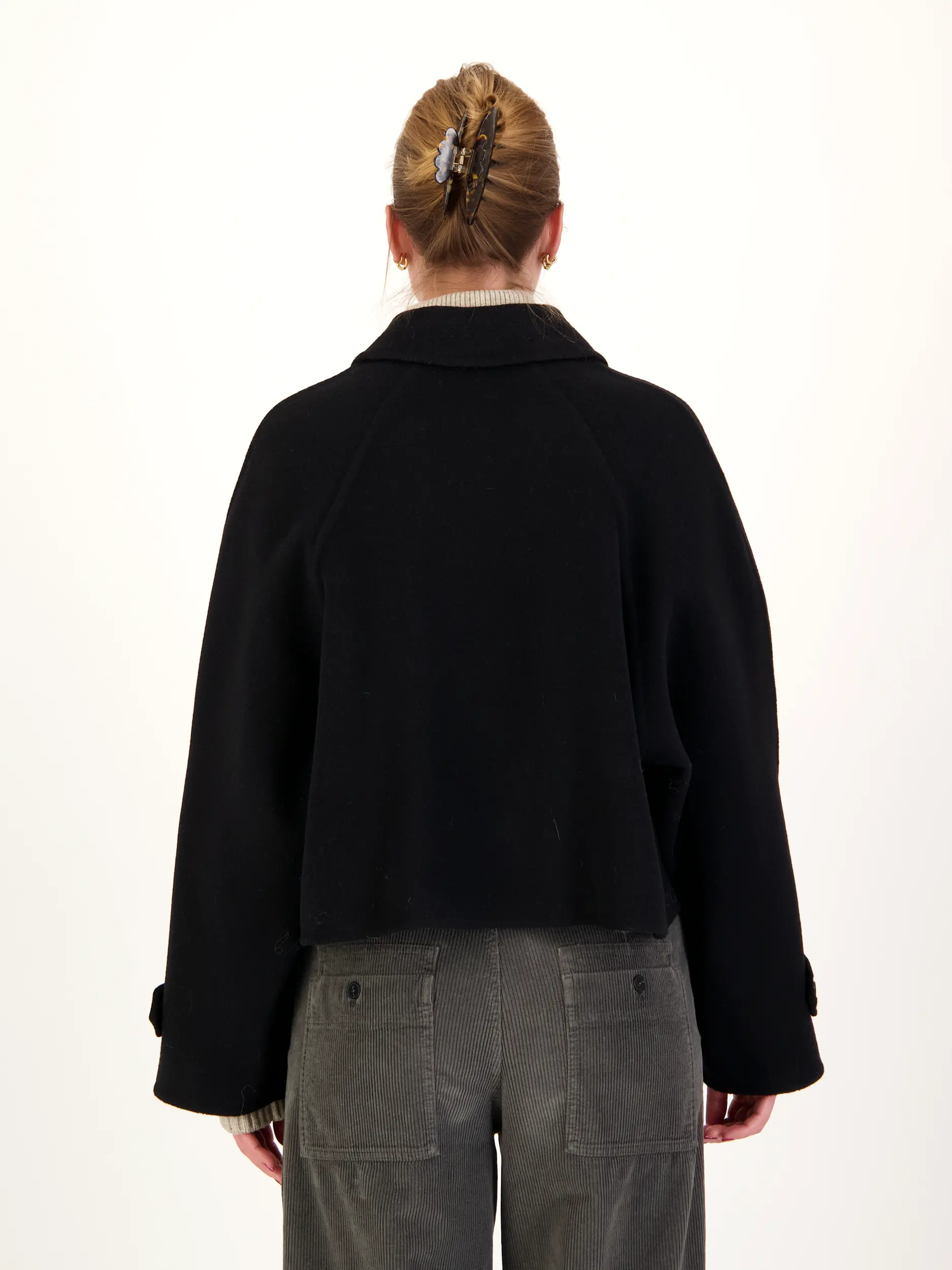 Wolljacke - Artikel Rückseite getragen von einem Modell - Farbe: Schwarz