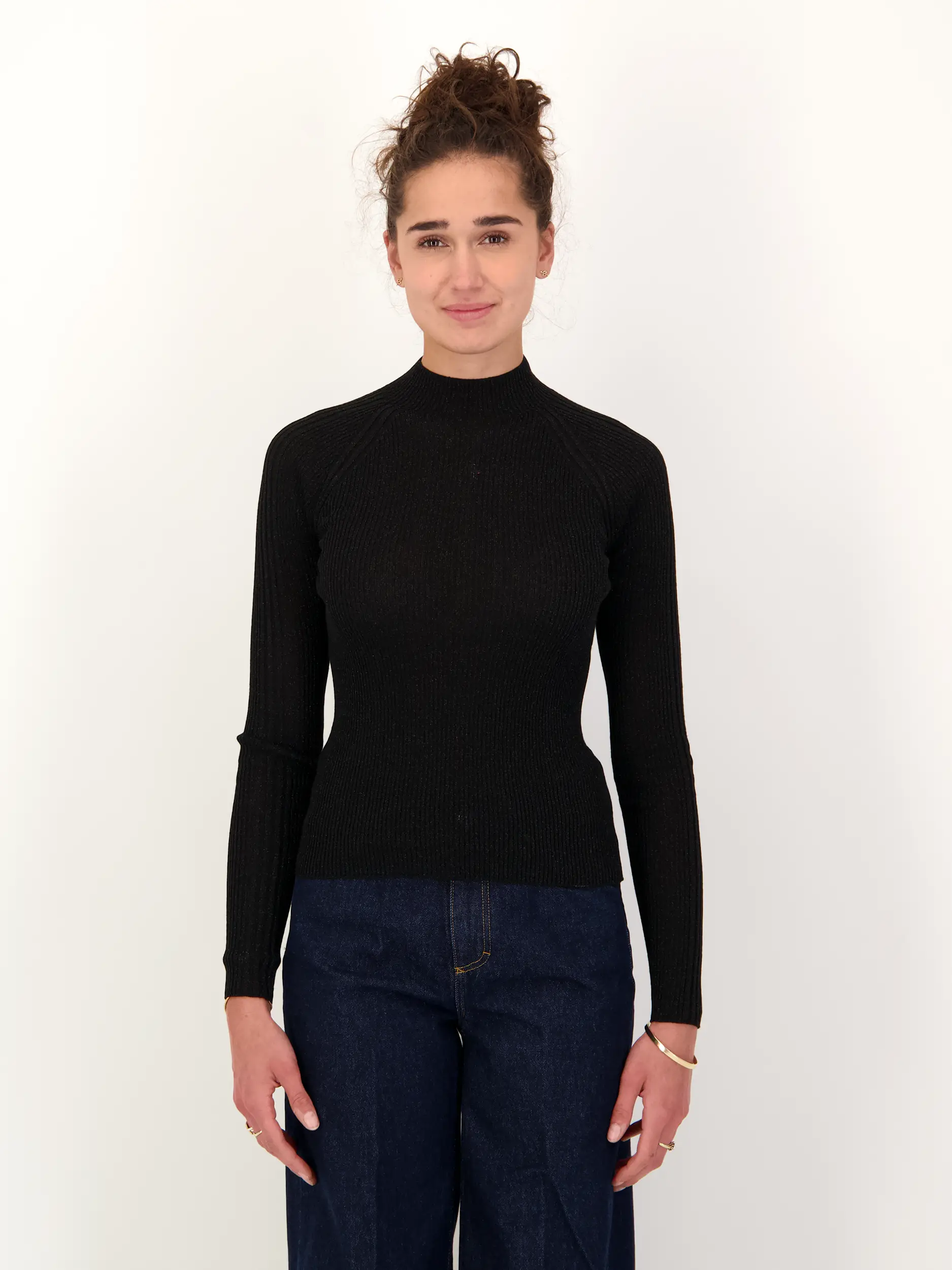 Pullover 'Flora' - Artikel Vorderseite getragen von einem Modell - Farbe: Schwarz