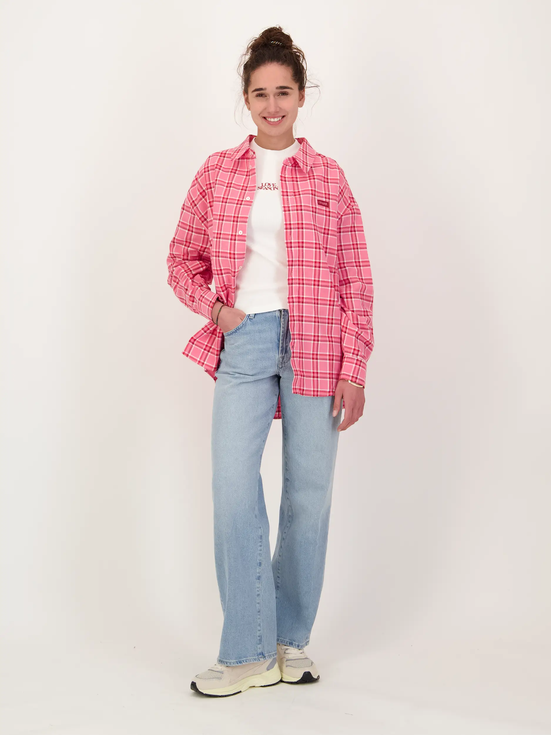 T-Shirt 'Love Season' - Artikel Teil eines Outfits getragen von einem Modell - Farbe: Weiß