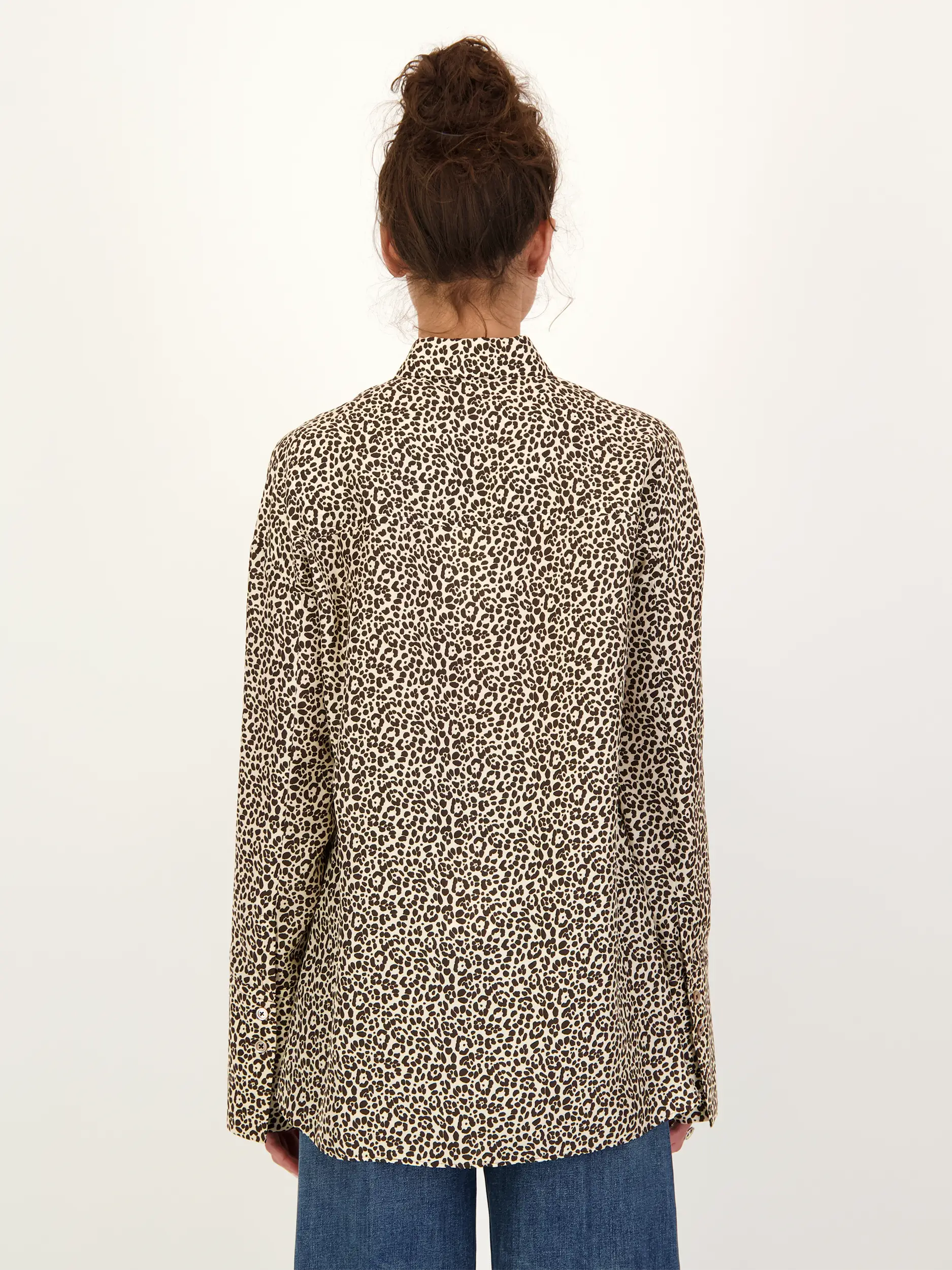 gemusterte Bluse aus Seide langarm - Artikel Rückseite getragen von einem Modell - Farbe: Braun