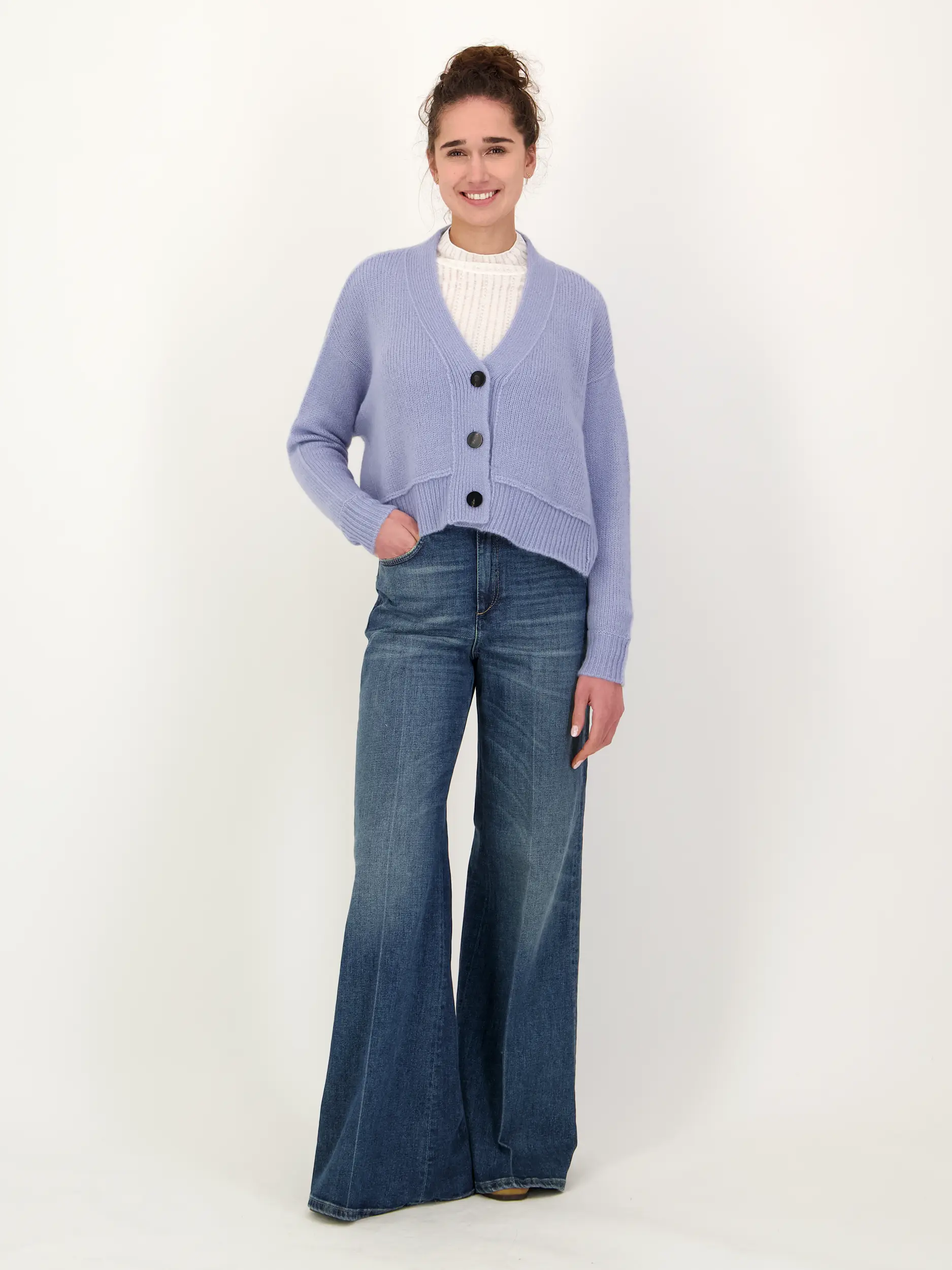 Strickjacke 'Riely' aus Kaschmir - Artikel Teil eines Outfits getragen von einem Modell - Farbe: Blau