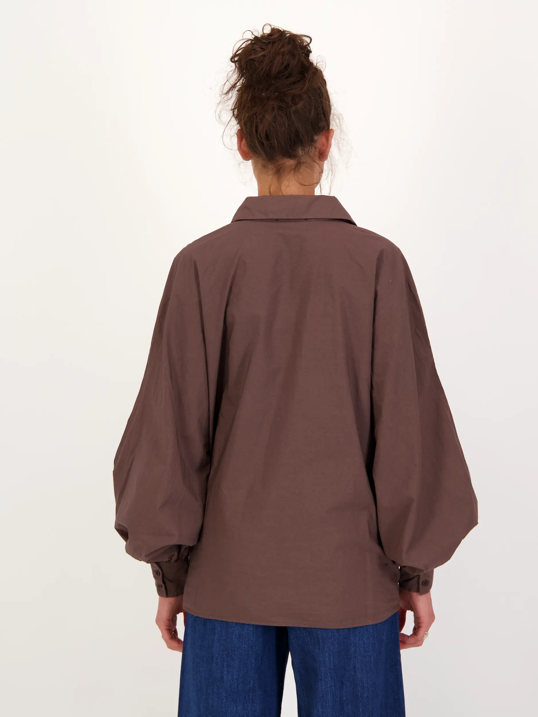 Baumwollbluse 'Antonia' langarm - Artikel Rückseite getragen von einem Modell - Farbe: Braun