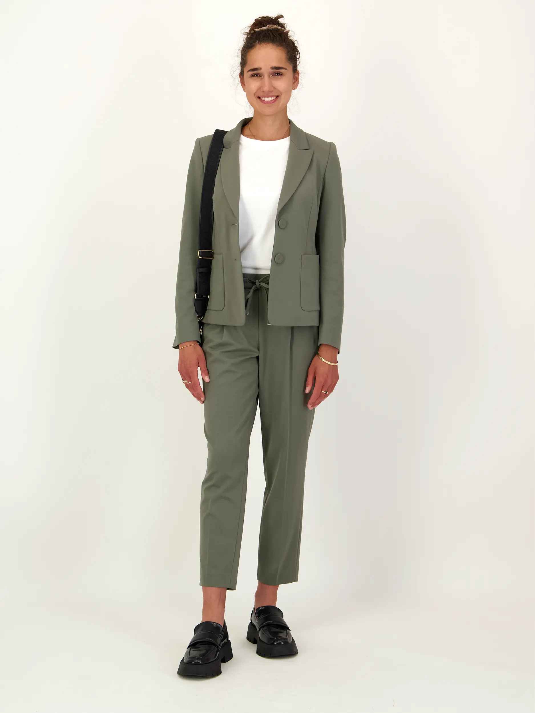 Bundfaltenhose - Artikel Teil eines Outfits getragen von einem Modell