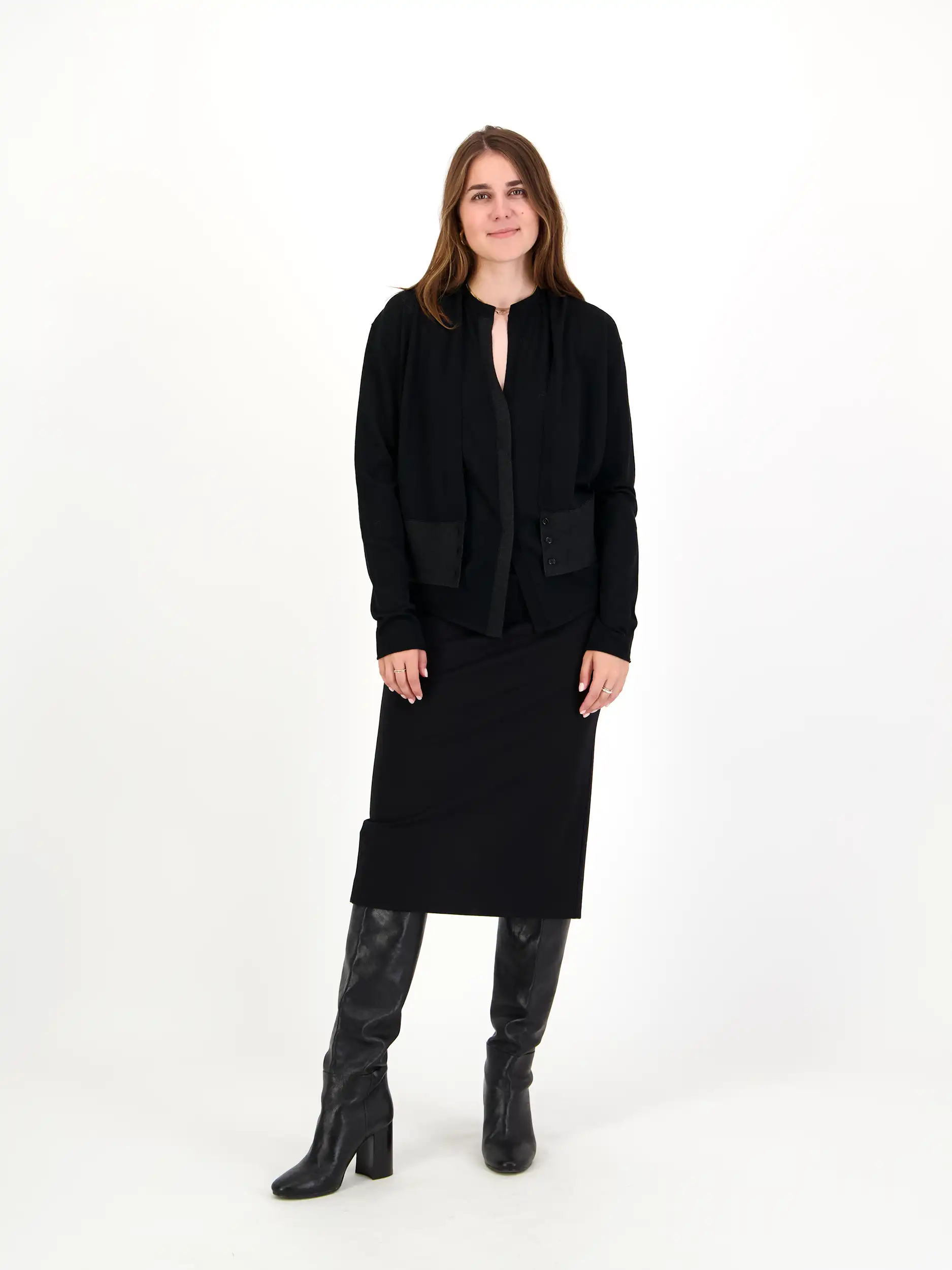 Strickweste - Artikel Teil eines Outfits getragen von einem Modell - Farbe: Schwarz