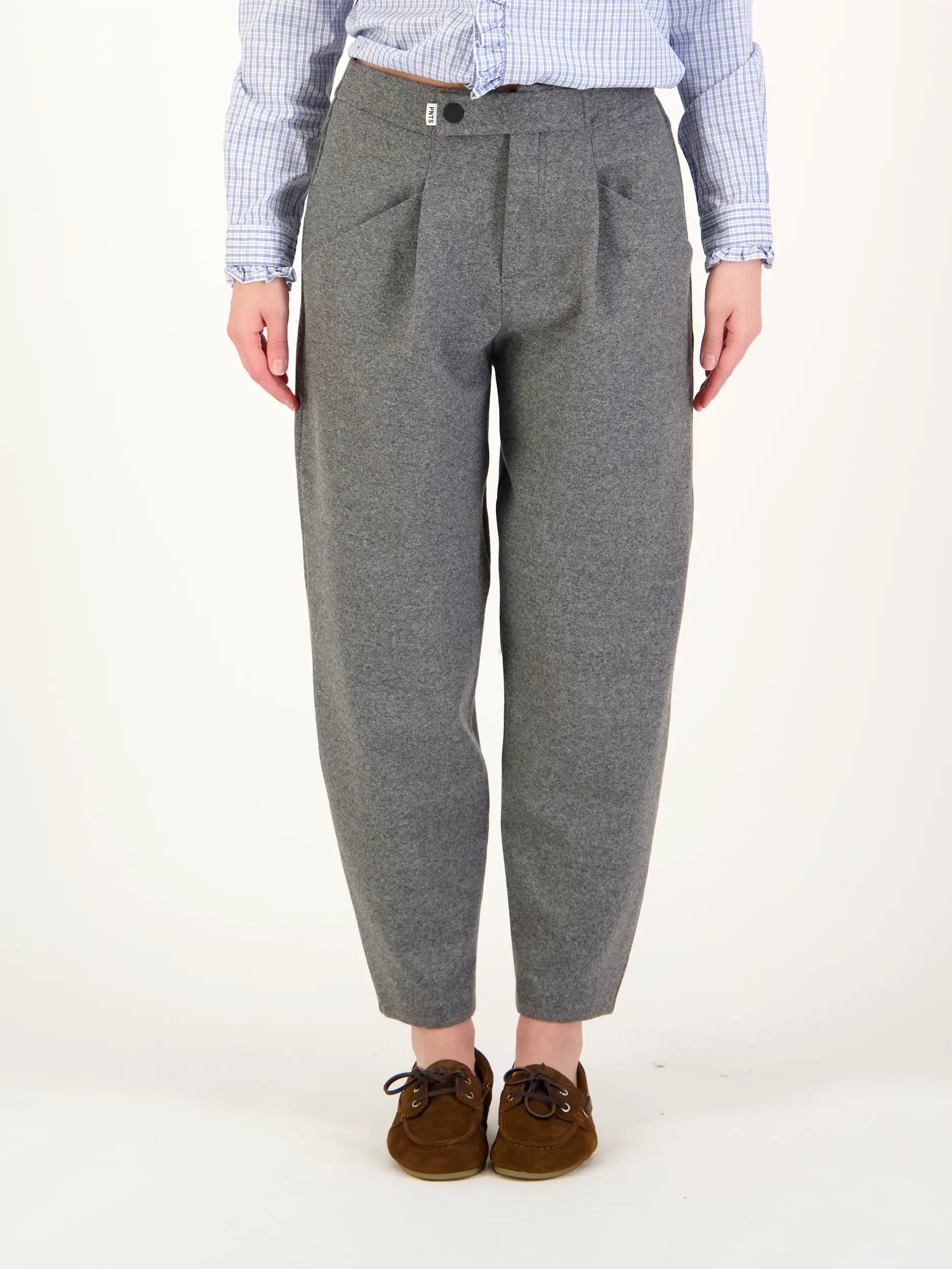 Hose 'The Jino' aus Woll-Mix - Artikel Vorderseite getragen von einem Modell - Farbe: Grau