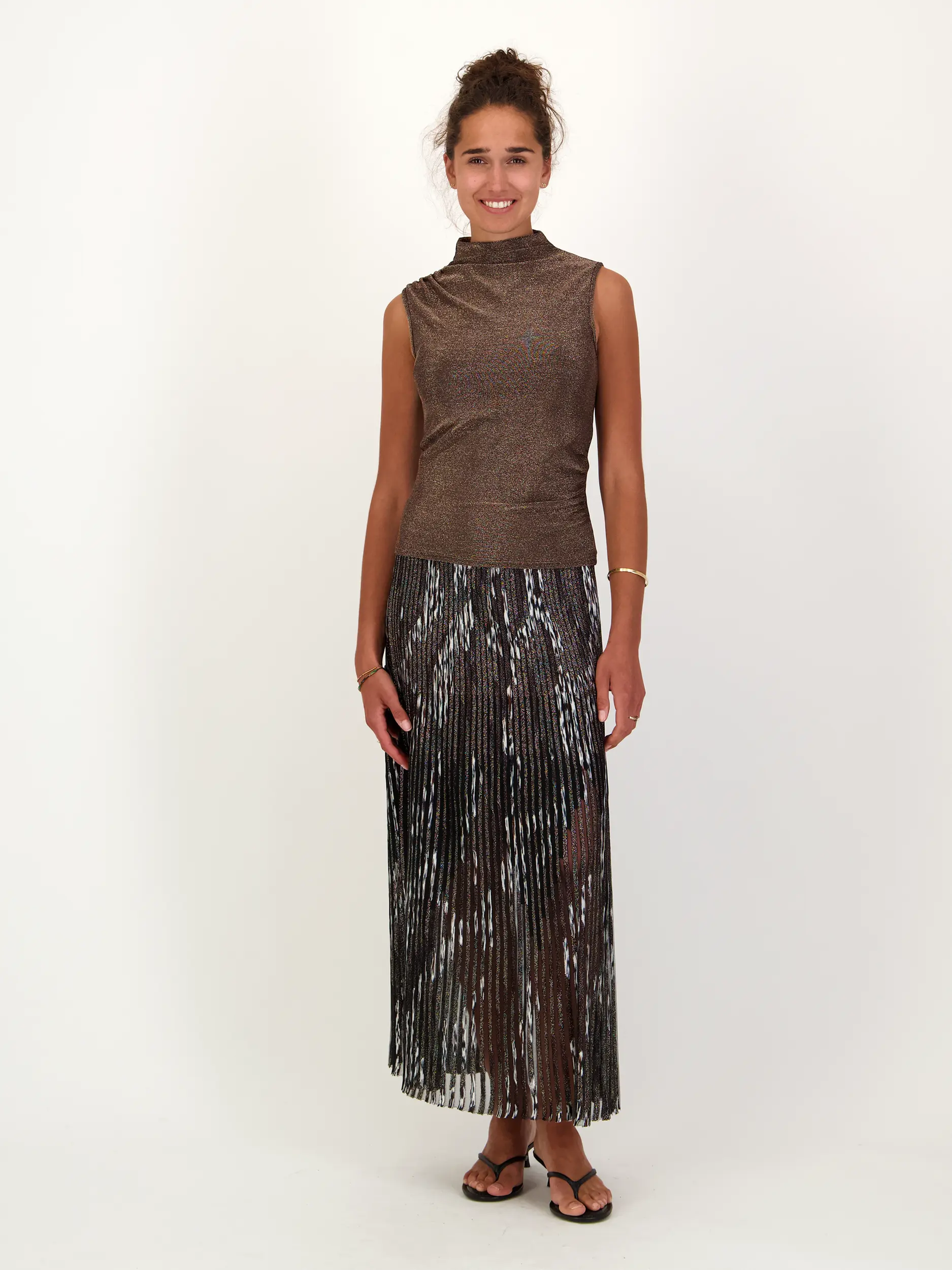 Glitzertop - Artikel Teil eines Outfits getragen von einem Modell - Farbe: Braun