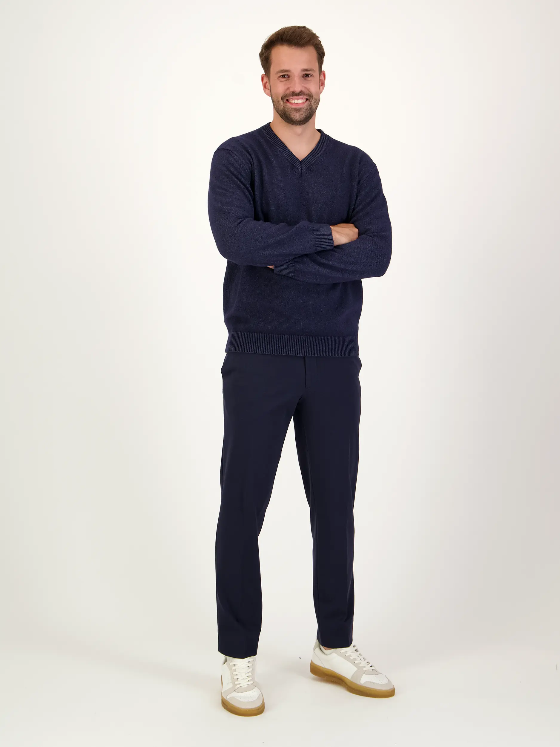 Pullover aus Kaschmir langarm - Artikel Teil eines Outfits getragen von einem Modell - Farbe: Blau