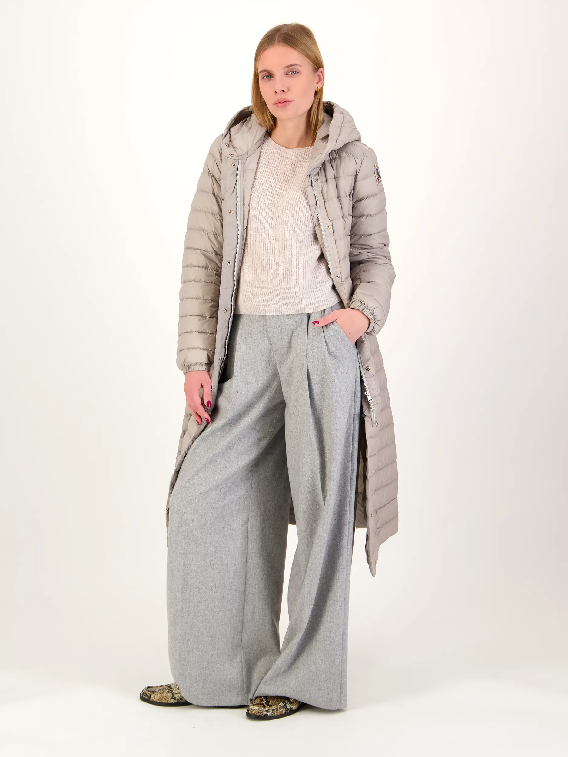 Wasserabweisender Steppkurzmantel 'Magalie' - Artikel Teil eines Outfits getragen von einem Modell - Farbe: Braun
