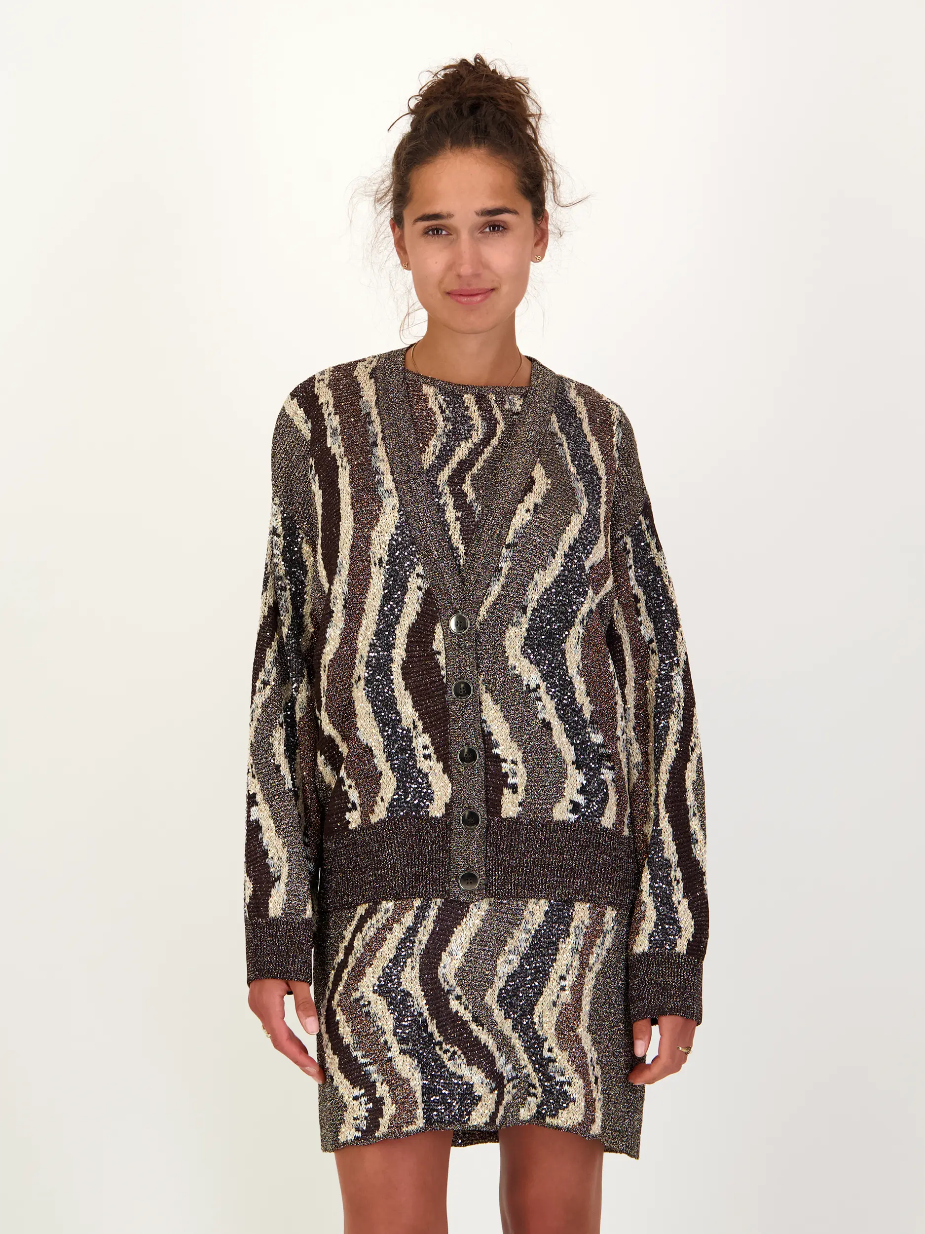 Gemusterte Strickjacke mit Glitzer - Artikel Vorderseite getragen von einem Modell - Farbe: Braun