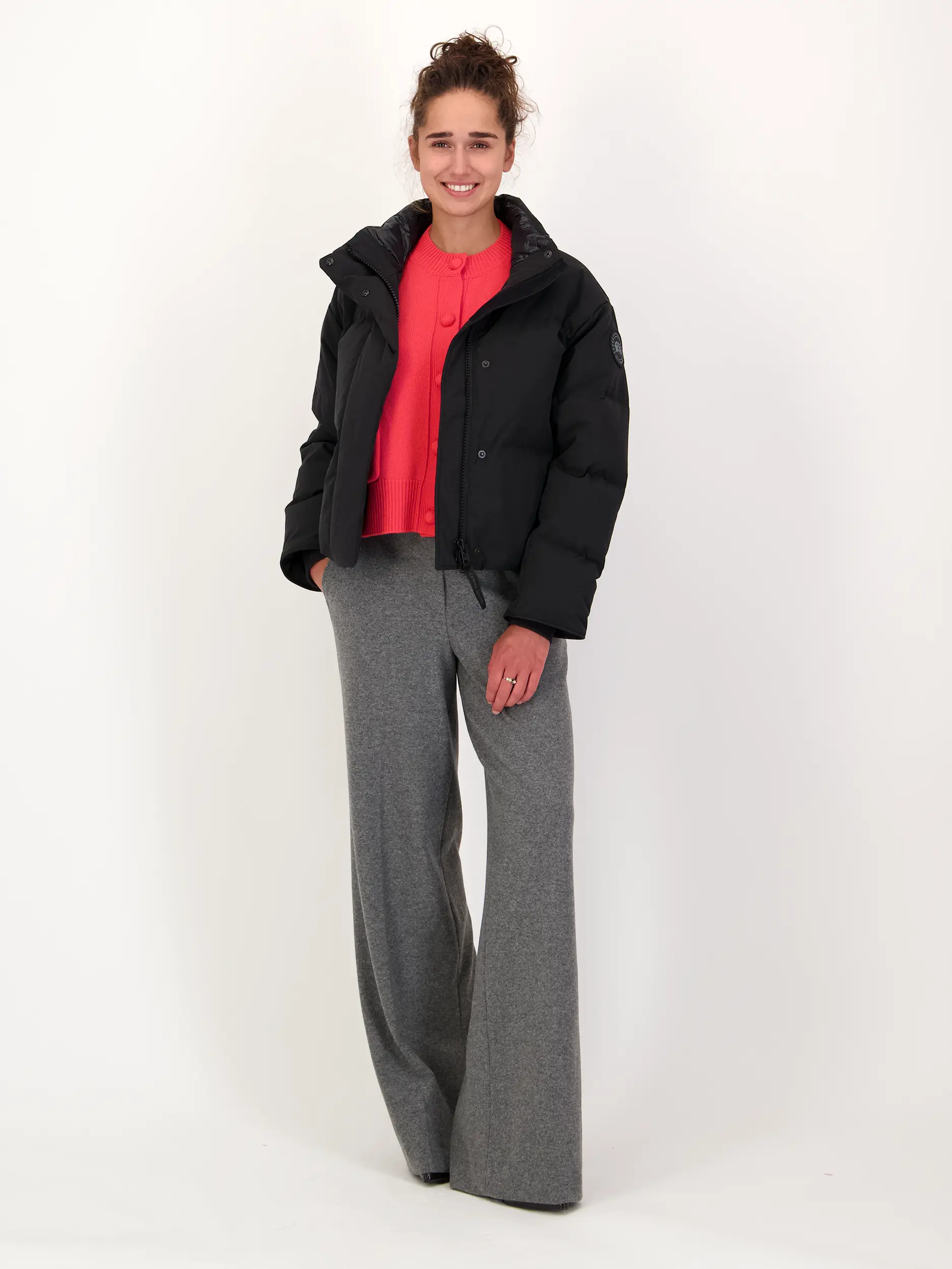 Daunenjacke 'Grandview Cropped' - Artikel Teil eines Outfits getragen von einem Modell - Farbe: Schwarz