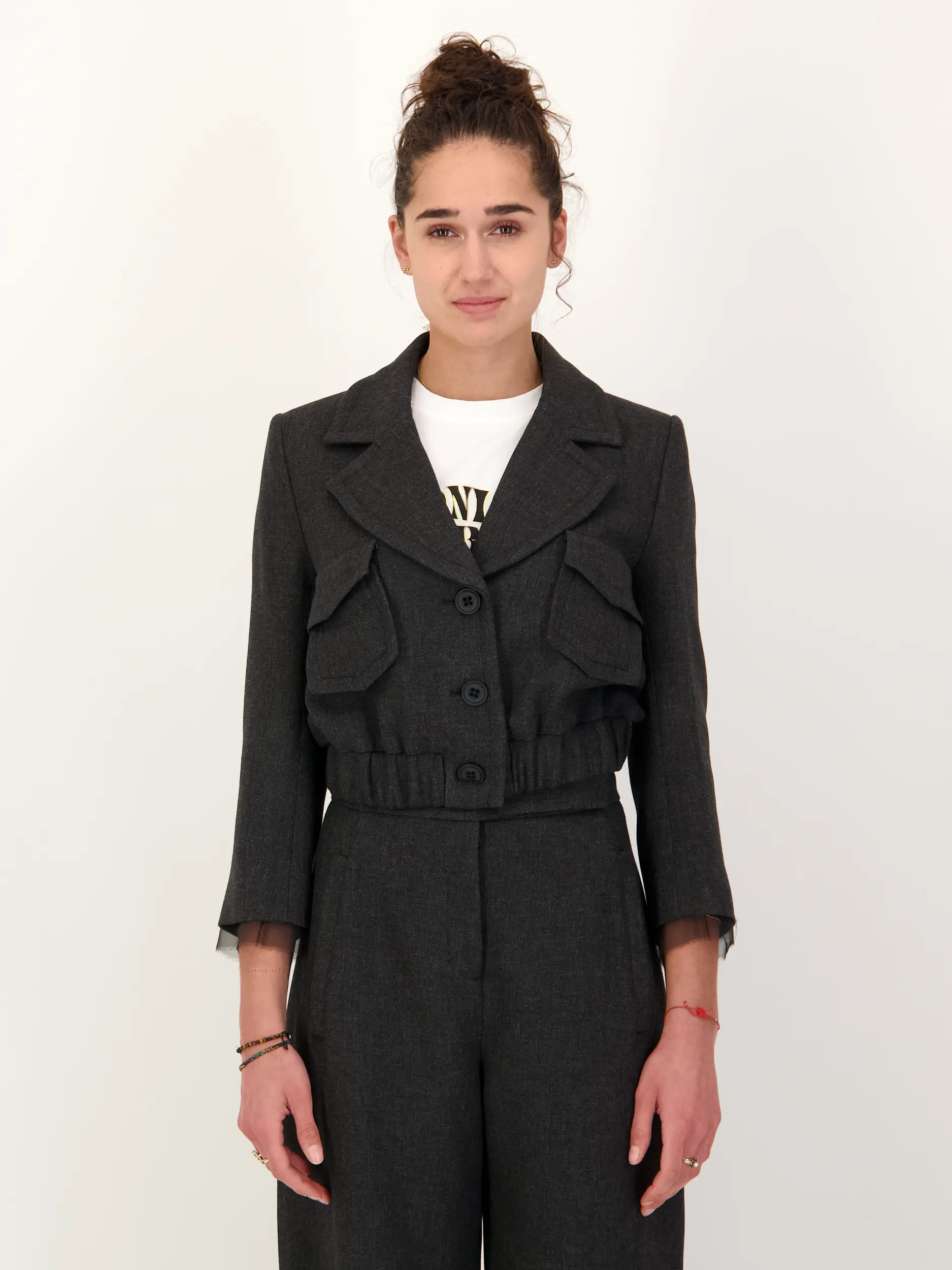 Jacke 'Layered Coolness' - Artikel Vorderseite getragen von einem Modell - Farbe: Grau