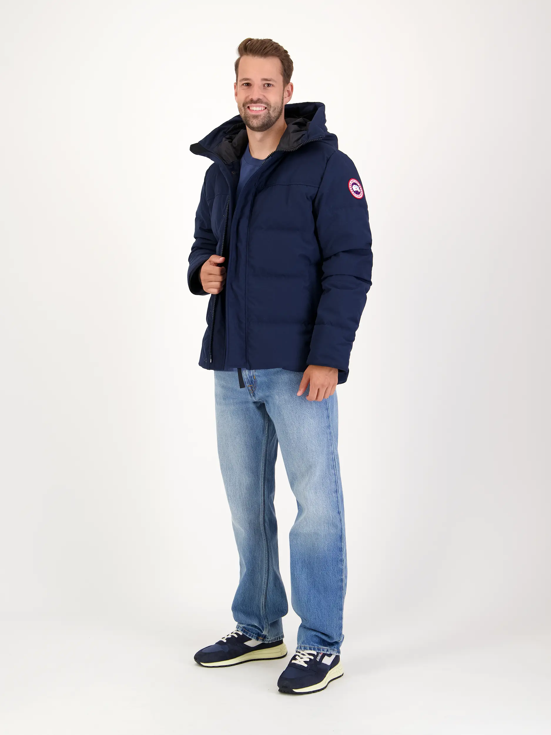 Daunenjacke 'Macmillan' - Artikel Teil eines Outfits getragen von einem Modell - Farbe: Blau