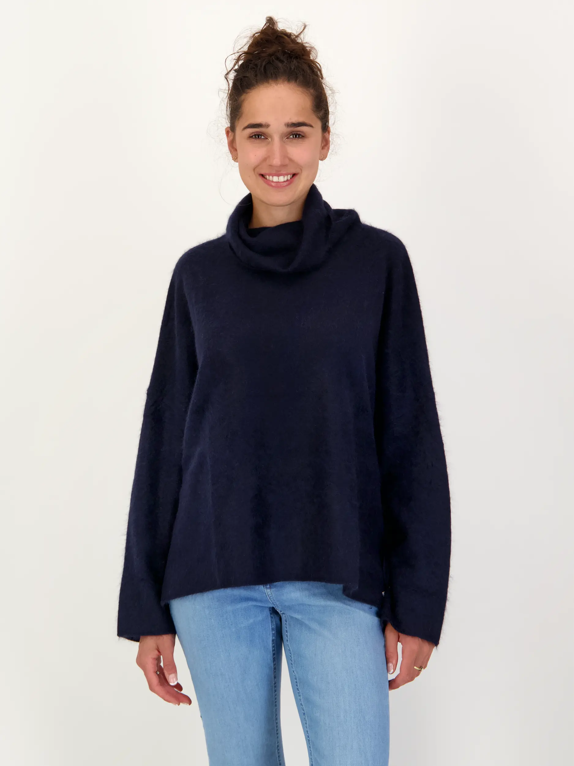 Rollkragenpullover aus Kaschmir langarm - Artikel Vorderseite getragen von einem Modell - Farbe: Blau