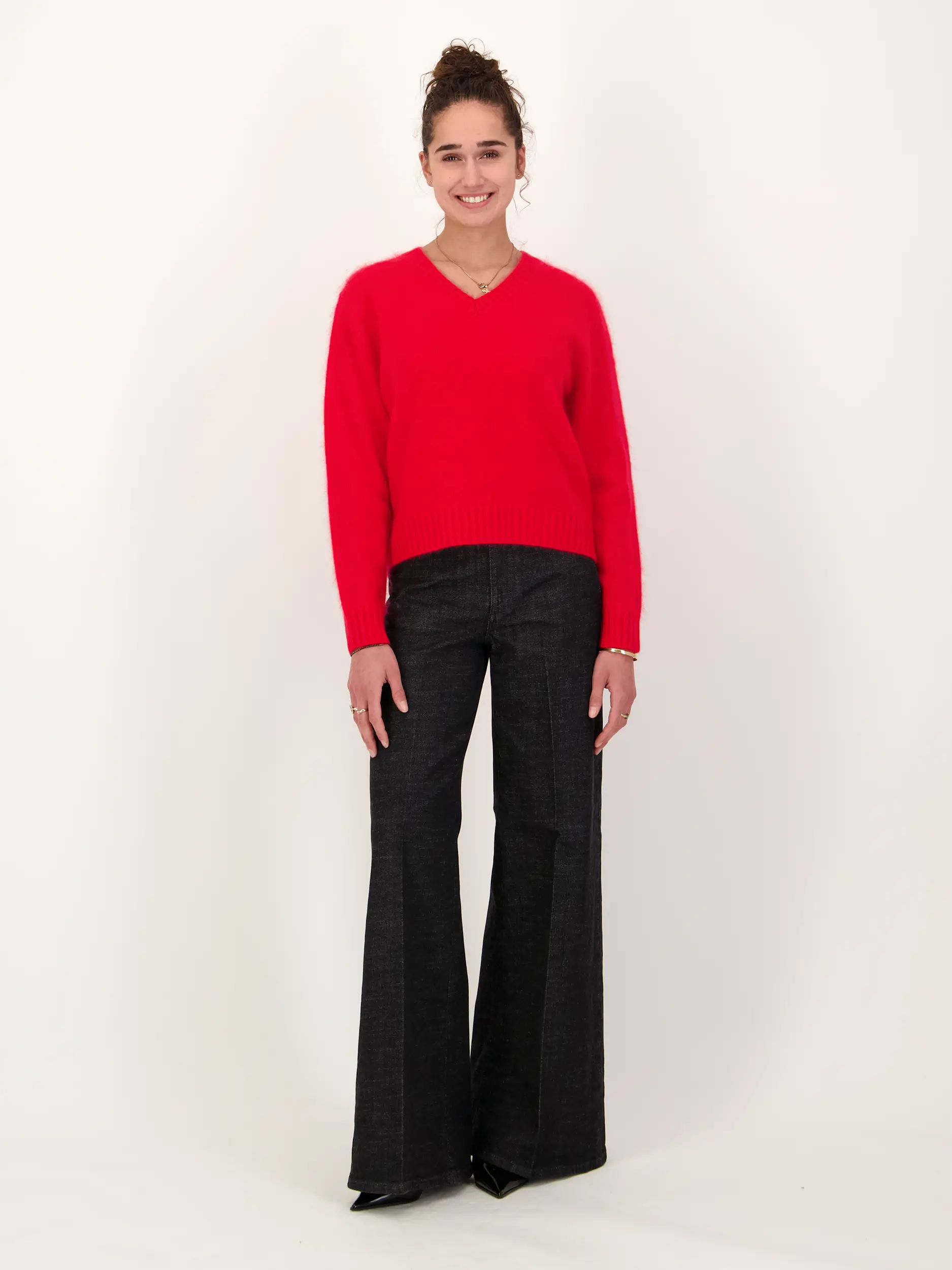 Pullover 'Fluffy Statements' aus Wolle langarm - Artikel Teil eines Outfits getragen von einem Modell - Farbe: Rot