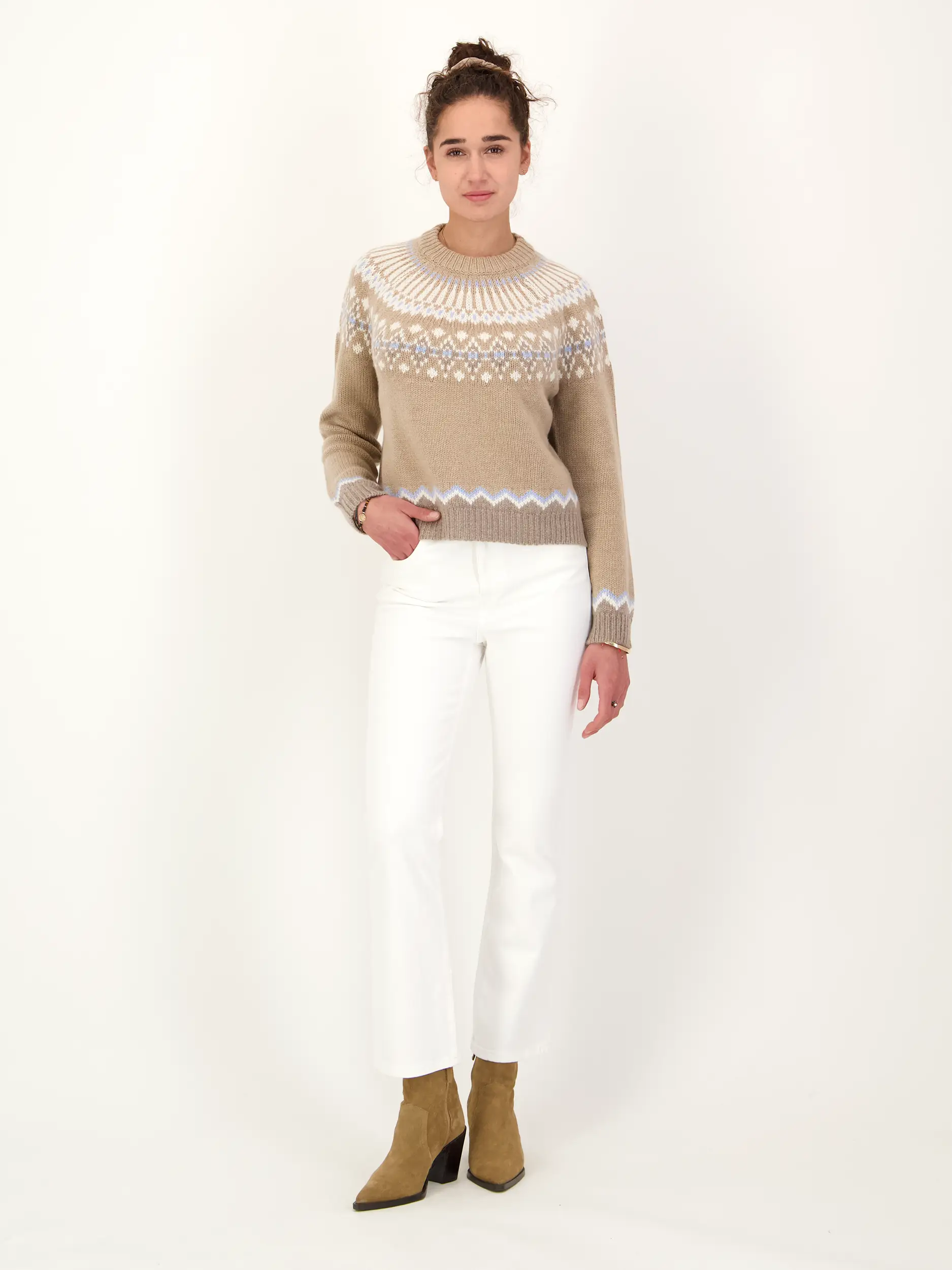 Gemusterter Pullover Studio 'Laura Fair Isle' aus Kaschmir langarm - Artikel Teil eines Outfits getragen von einem Modell - Farbe: Beige