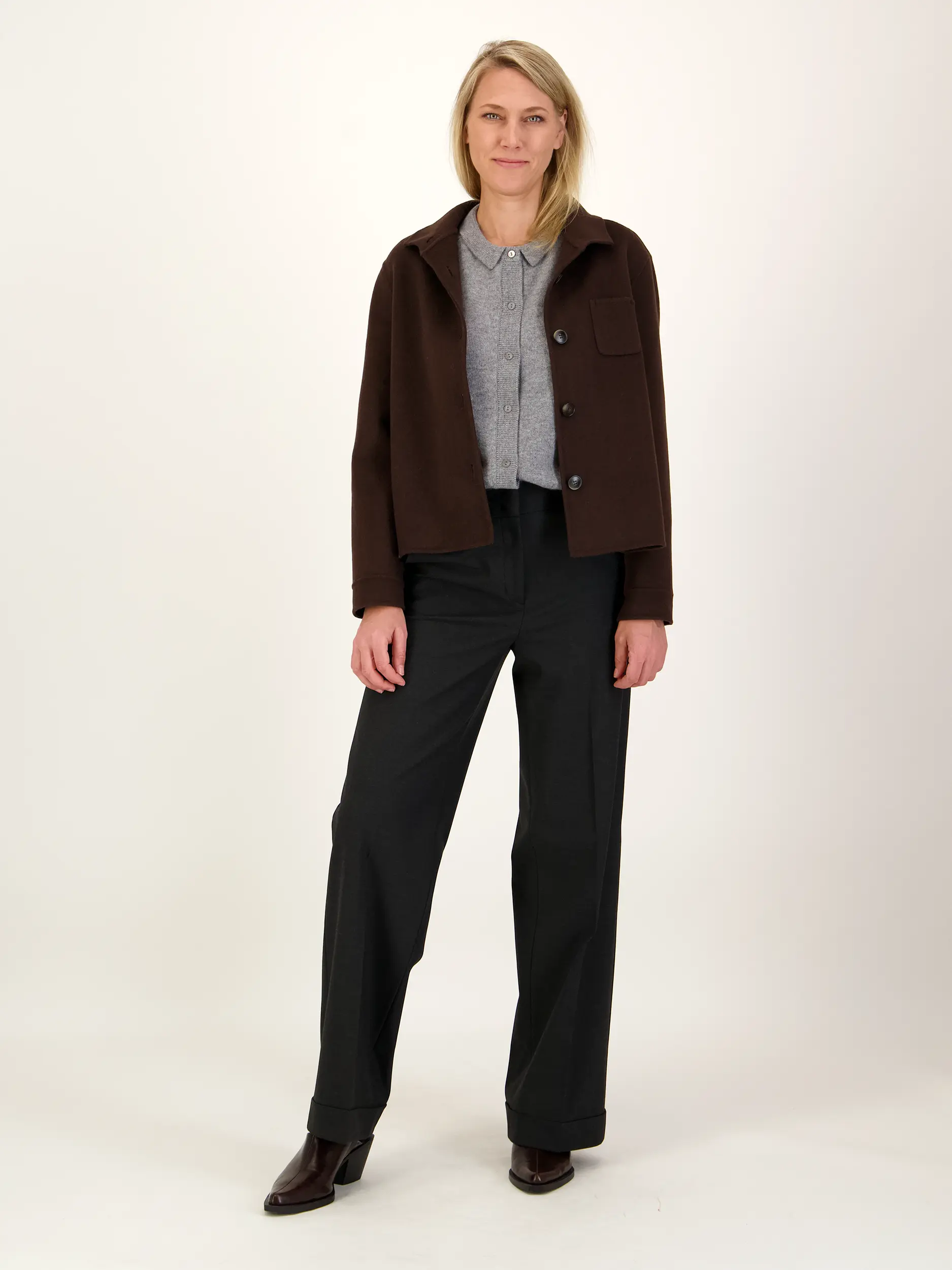 Hose 'Grace - Artikel Teil eines Outfits getragen von einem Modell - Farbe: Grau