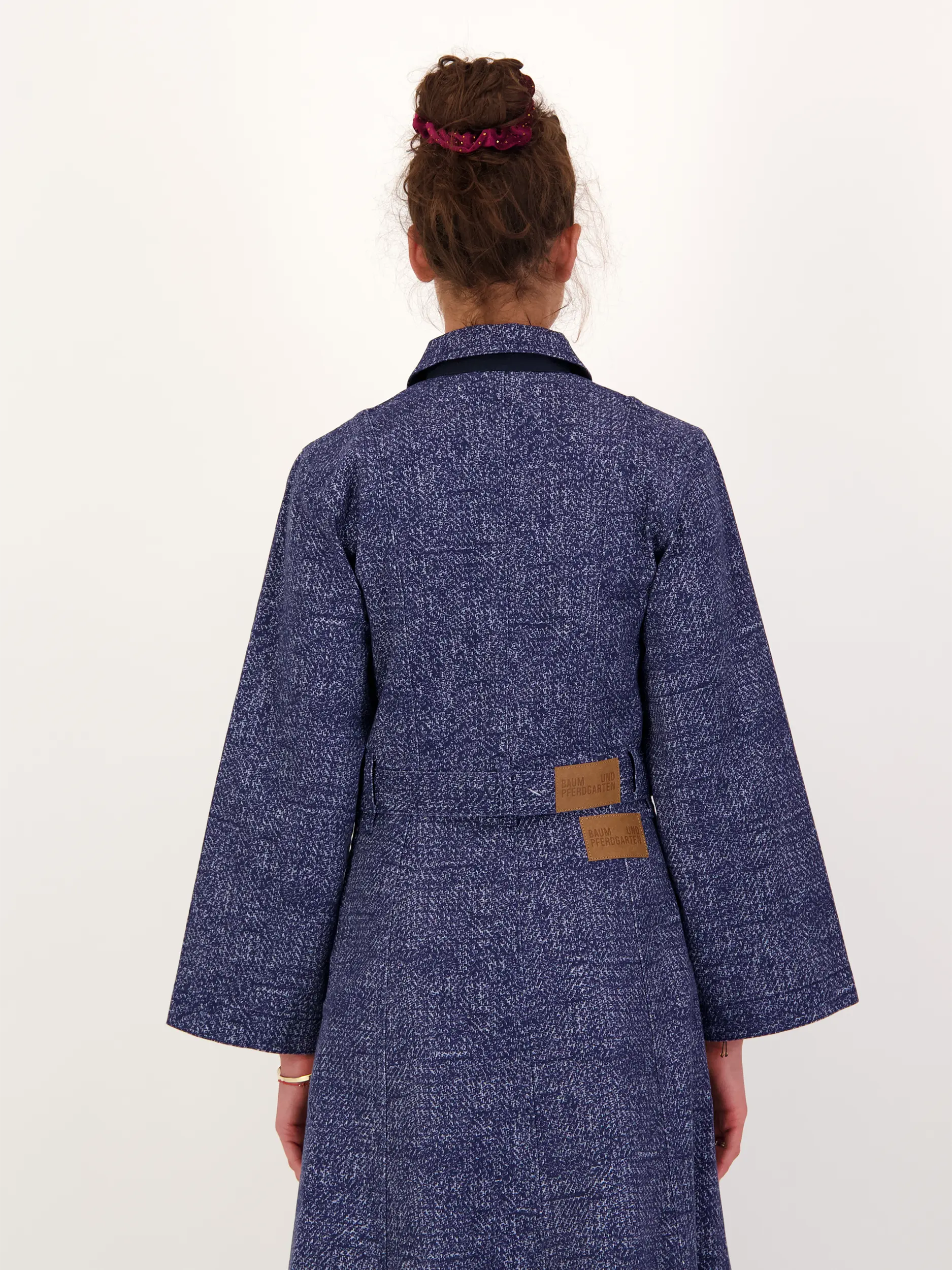 Jeansjacke - Artikel Rückseite getragen von einem Modell - Farbe: Blau