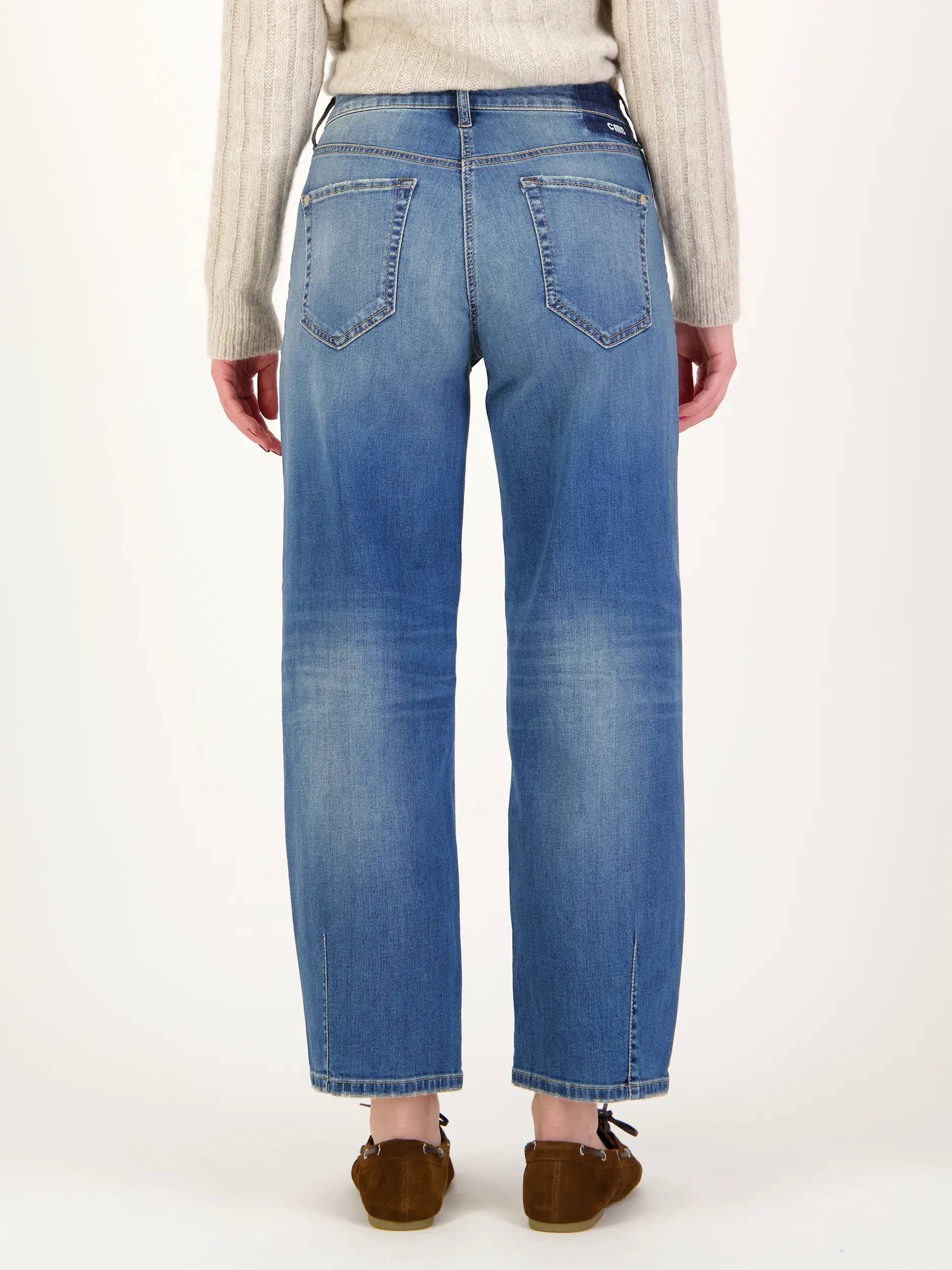 Mid Rise O-Shape Jeans 'Elin' - Artikel Rückseite getragen von einem Modell - Farbe: Blau