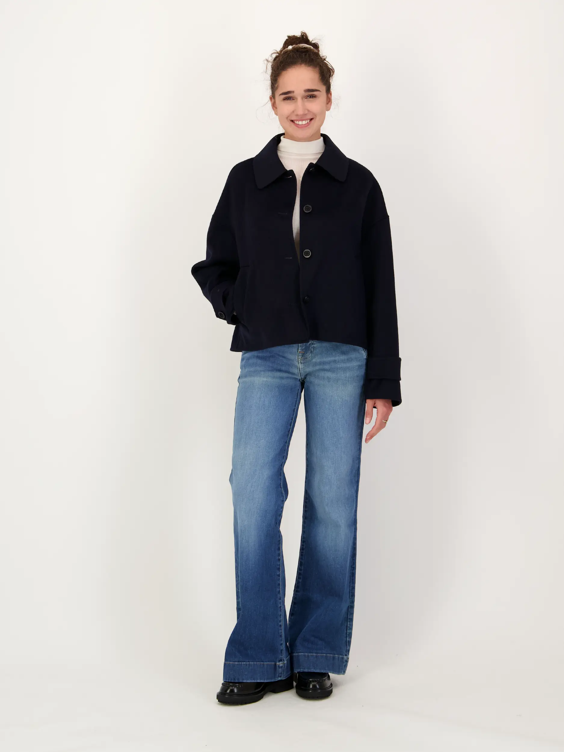 Wolljacke 'Zaria' - Artikel Teil eines Outfits getragen von einem Modell - Farbe: Blau