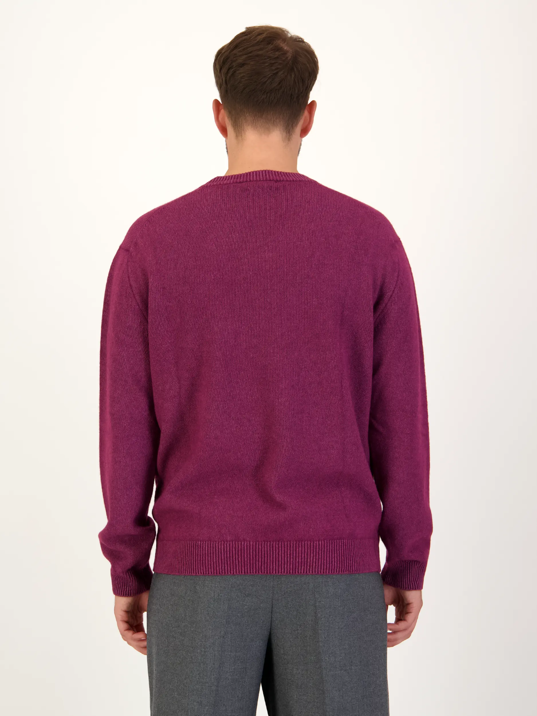 Pullover aus Kaschmir langarm - Artikel Rückseite getragen von einem Modell - Farbe: Violett