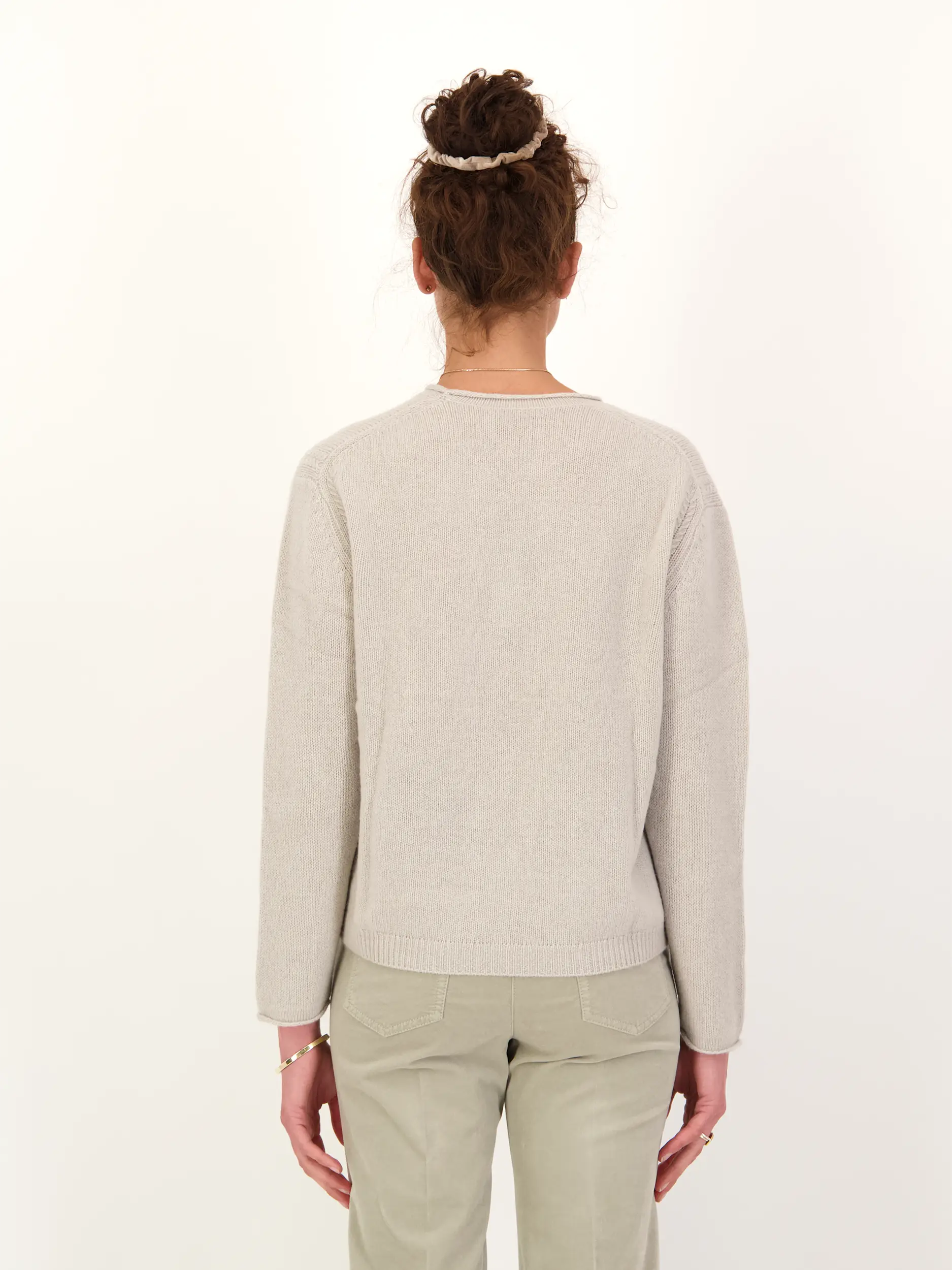Pullover aus Wolle langarm - Artikel Rückseite getragen von einem Modell - Farbe: Creme