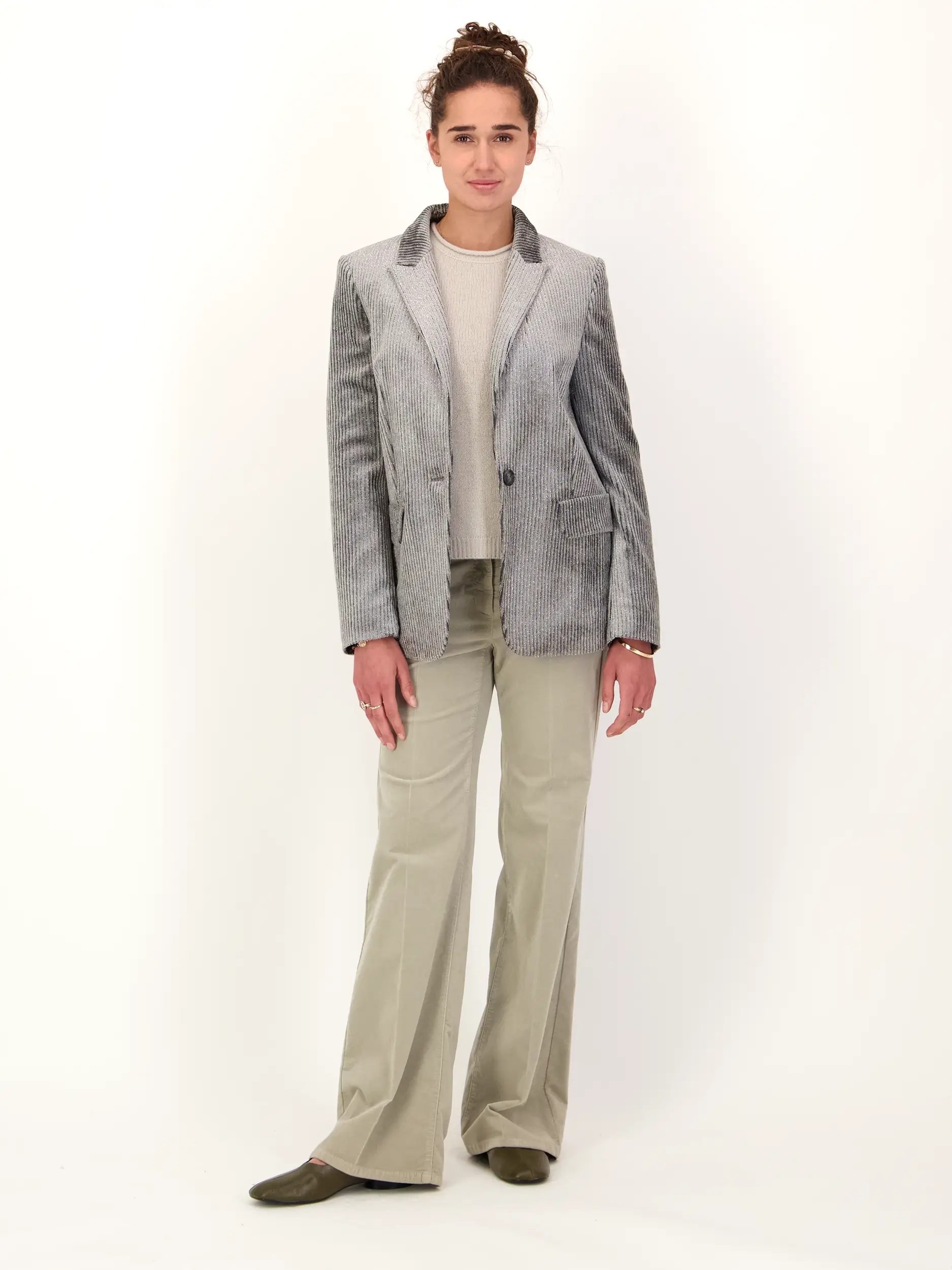 Cordblazer mit Glitzer - Artikel Teil eines Outfits getragen von einem Modell - Farbe: Grau