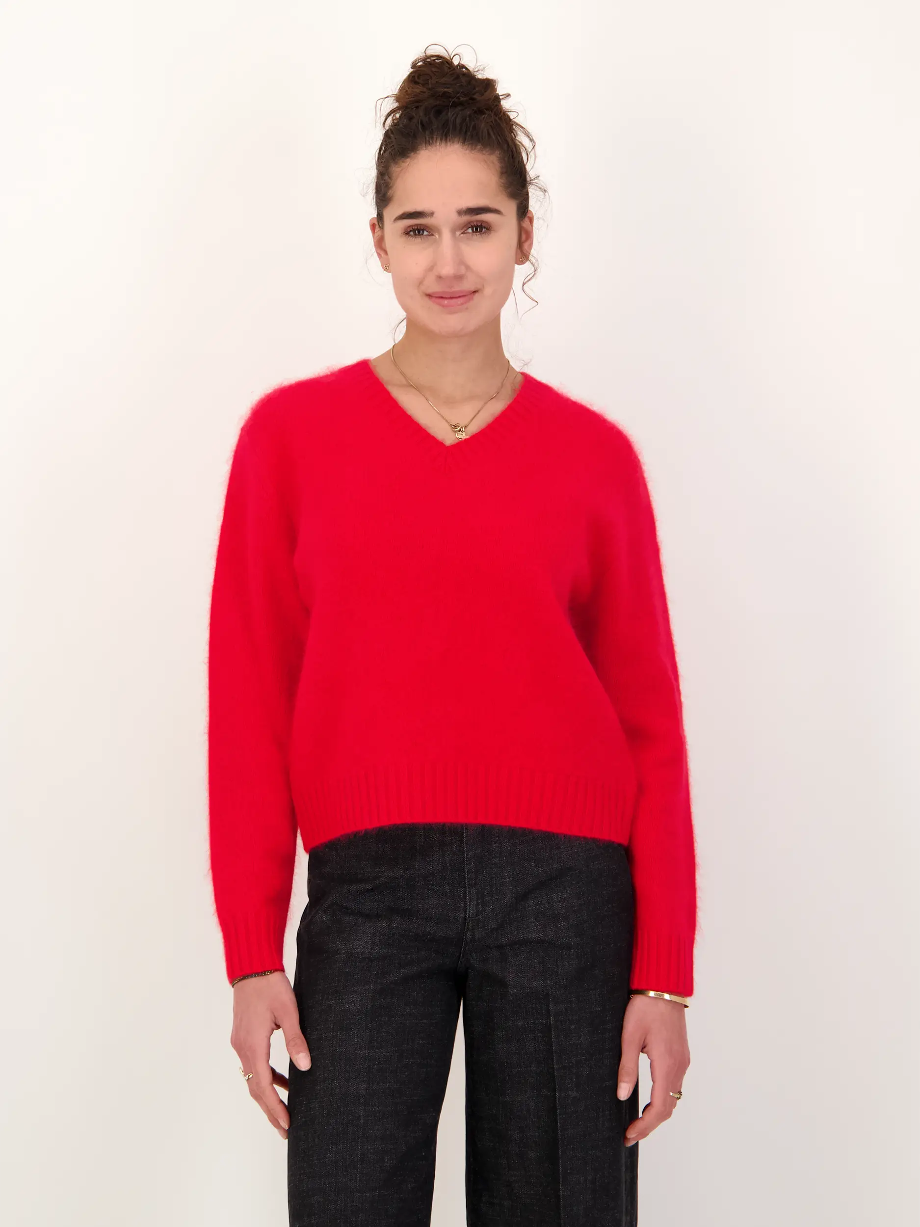 Pullover 'Fluffy Statements' aus Wolle langarm - Artikel Vorderseite getragen von einem Modell - Farbe: Rot