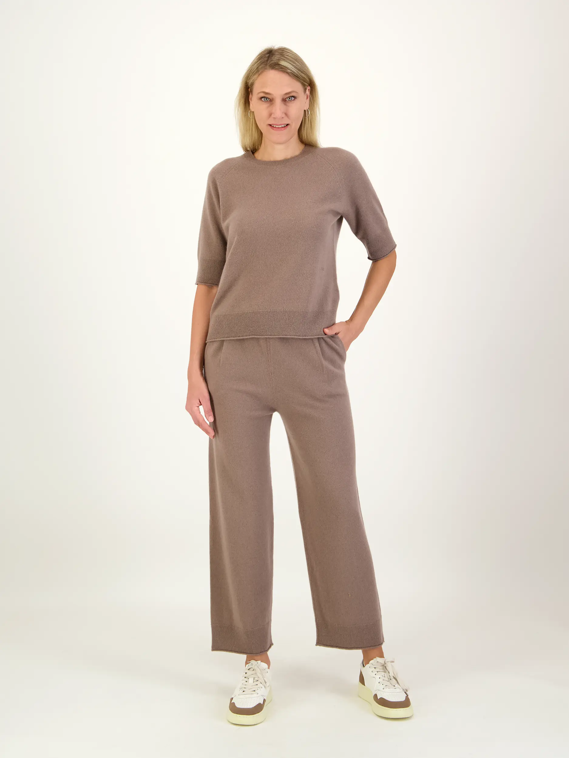 Pullover aus Kaschmir 3/4-Arm - Artikel Teil eines Outfits getragen von einem Modell - Farbe: Braun