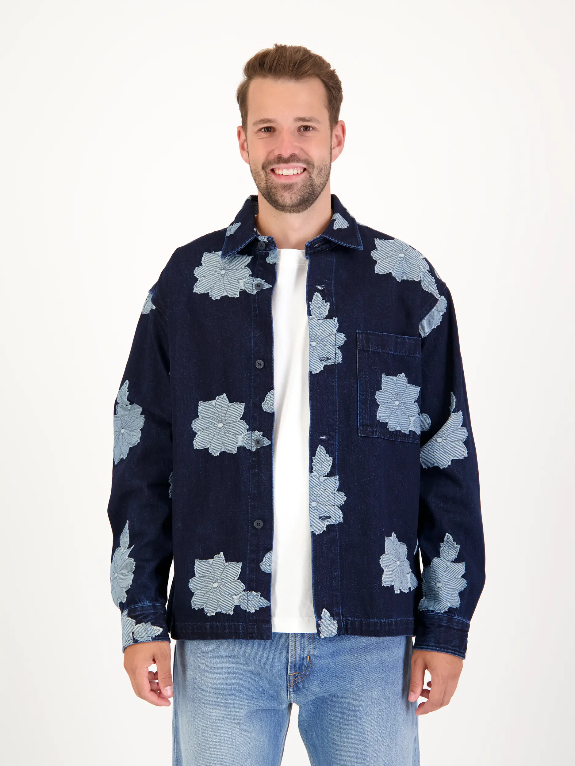 Overshirt 'Adwin' - Artikel Vorderseite getragen von einem Modell - Farbe: Blau