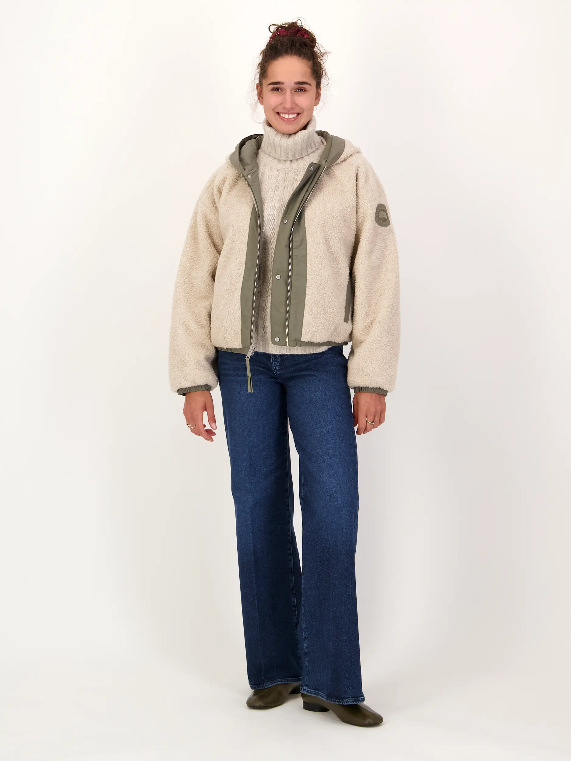 Pullunder aus Kaschmir - Artikel Teil eines Outfits getragen von einem Modell - Farbe: Beige