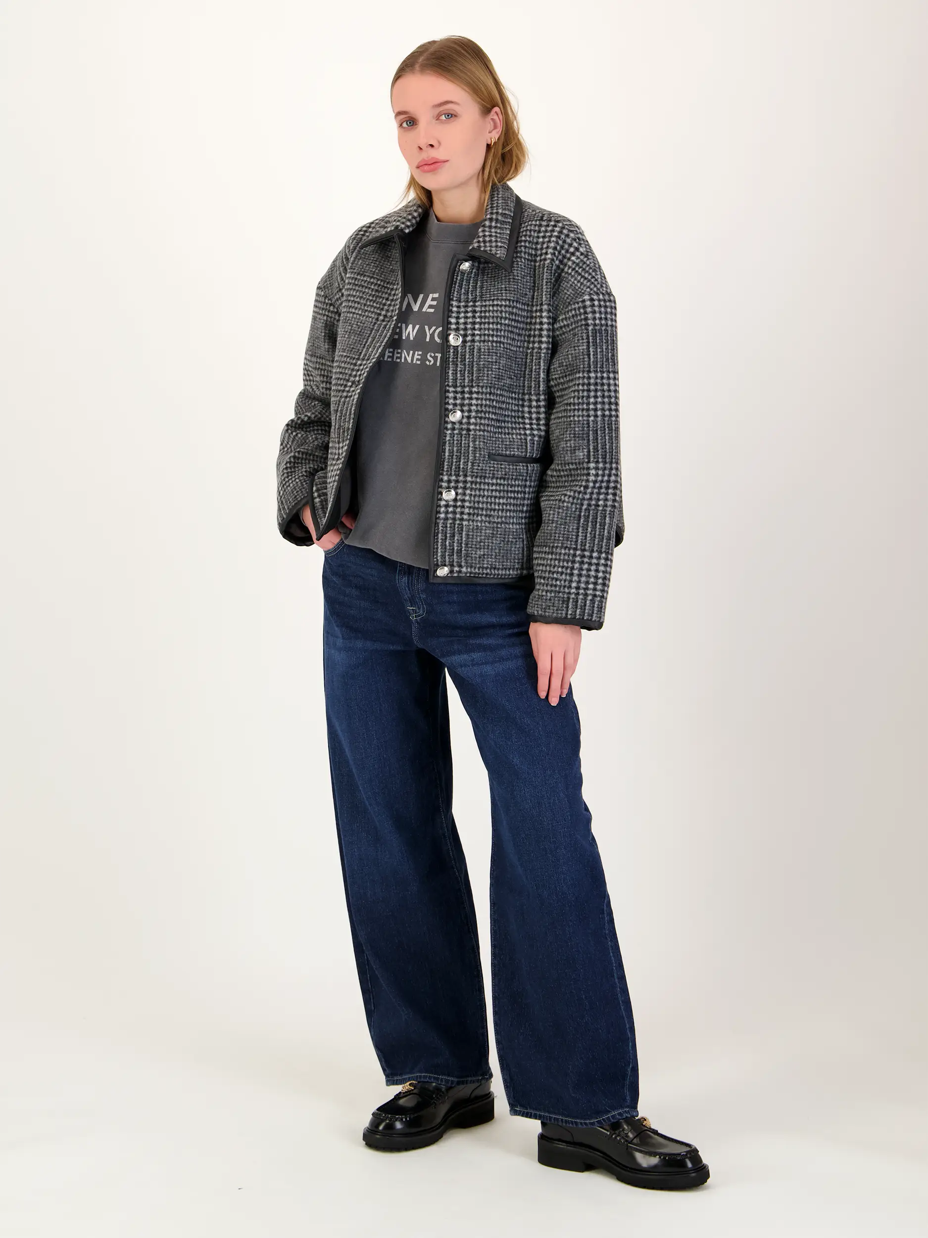 Karierte Wolljacke - Artikel Teil eines Outfits getragen von einem Modell - Farbe: Grau Karierte Wolljacke - Artikel Teil eines Outfits getragen von einem Modell - Farbe: Grau