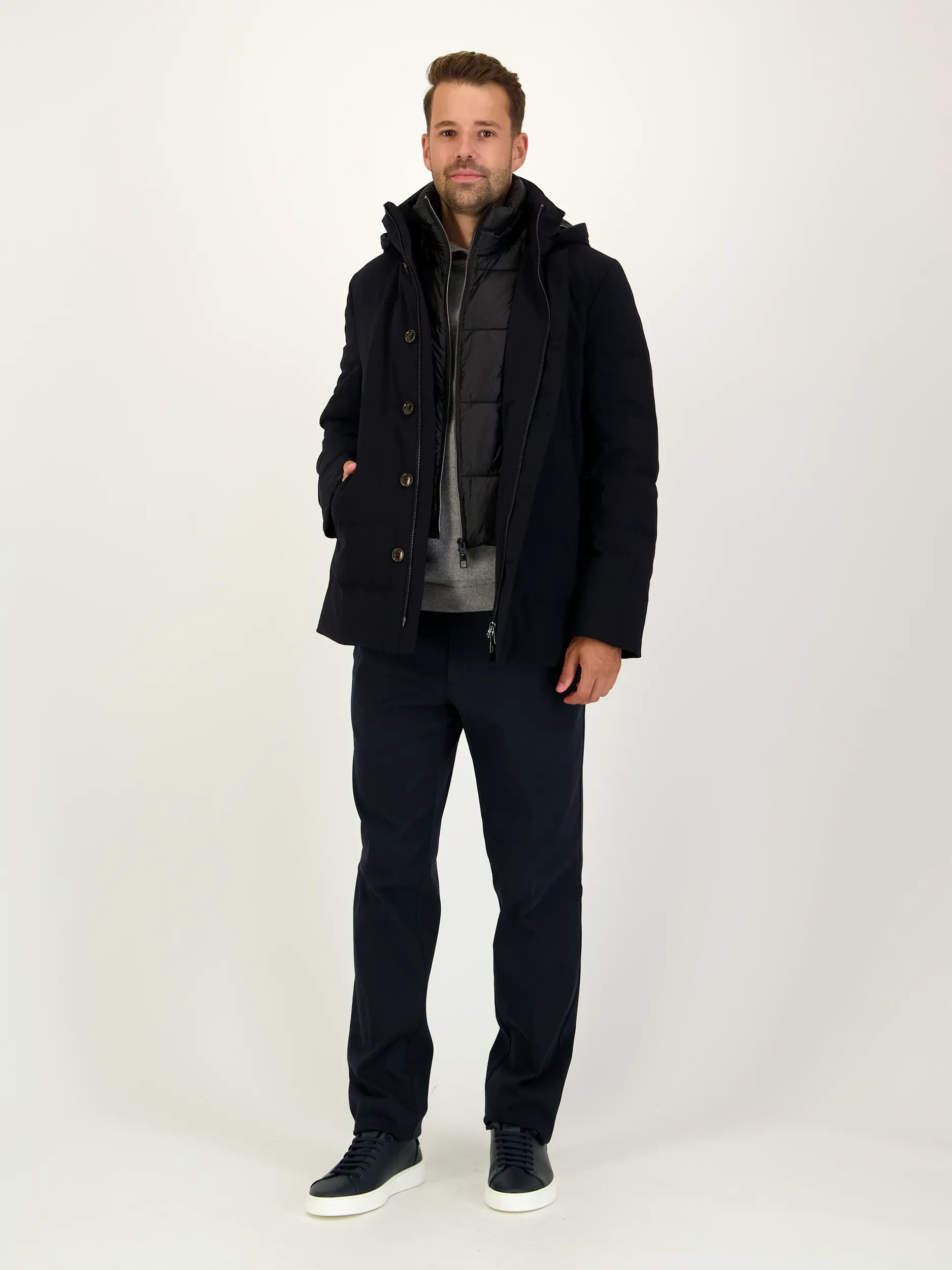 Wasserabweisender Kurzmantel aus Daunen - Artikel Teil eines Outfits getragen von einem Modell - Farbe: Blau