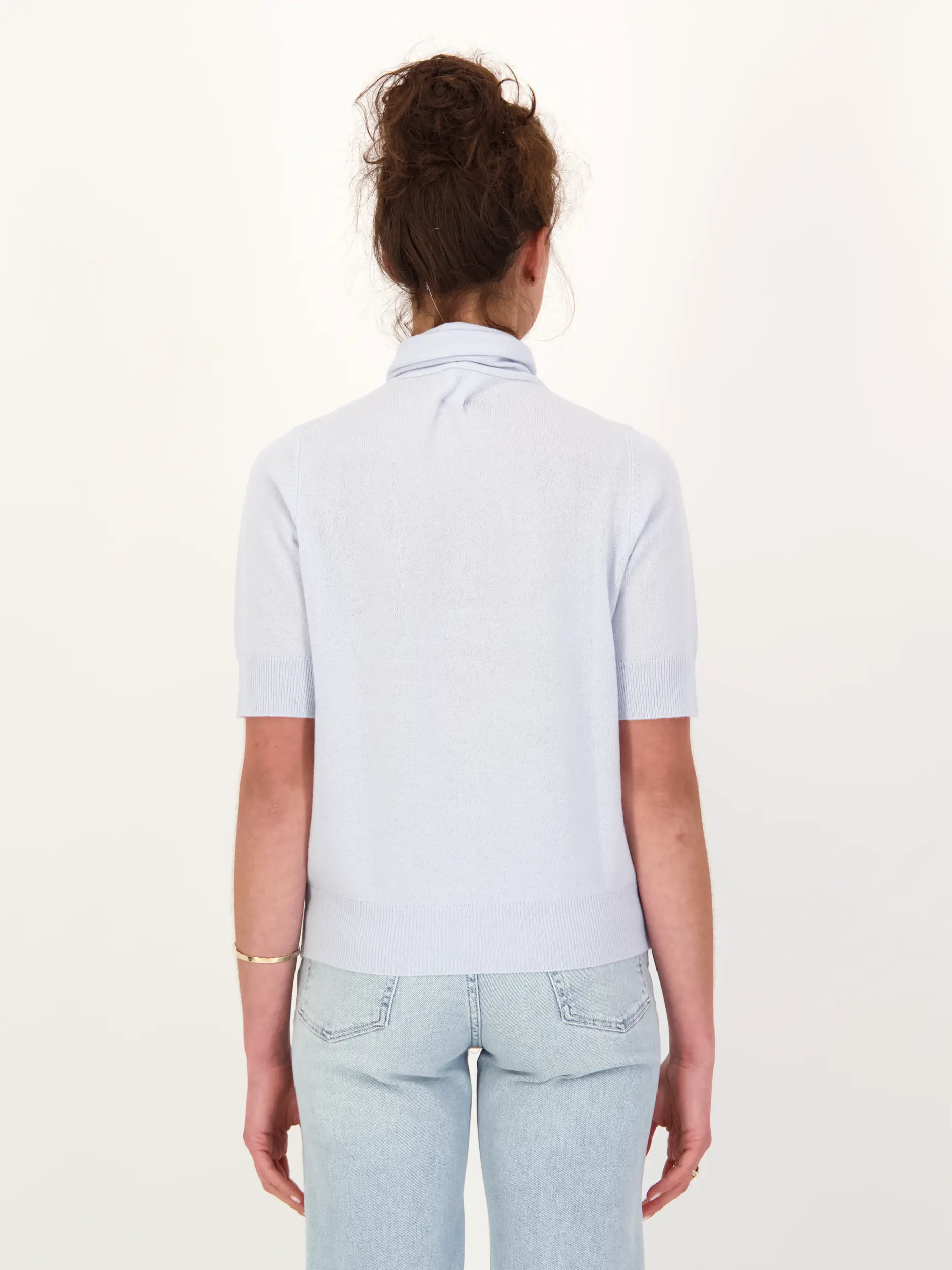 Pullover aus Wolle mit Schleife kurzarm - Artikel Rückseite getragen von einem Modell - Farbe: Blau