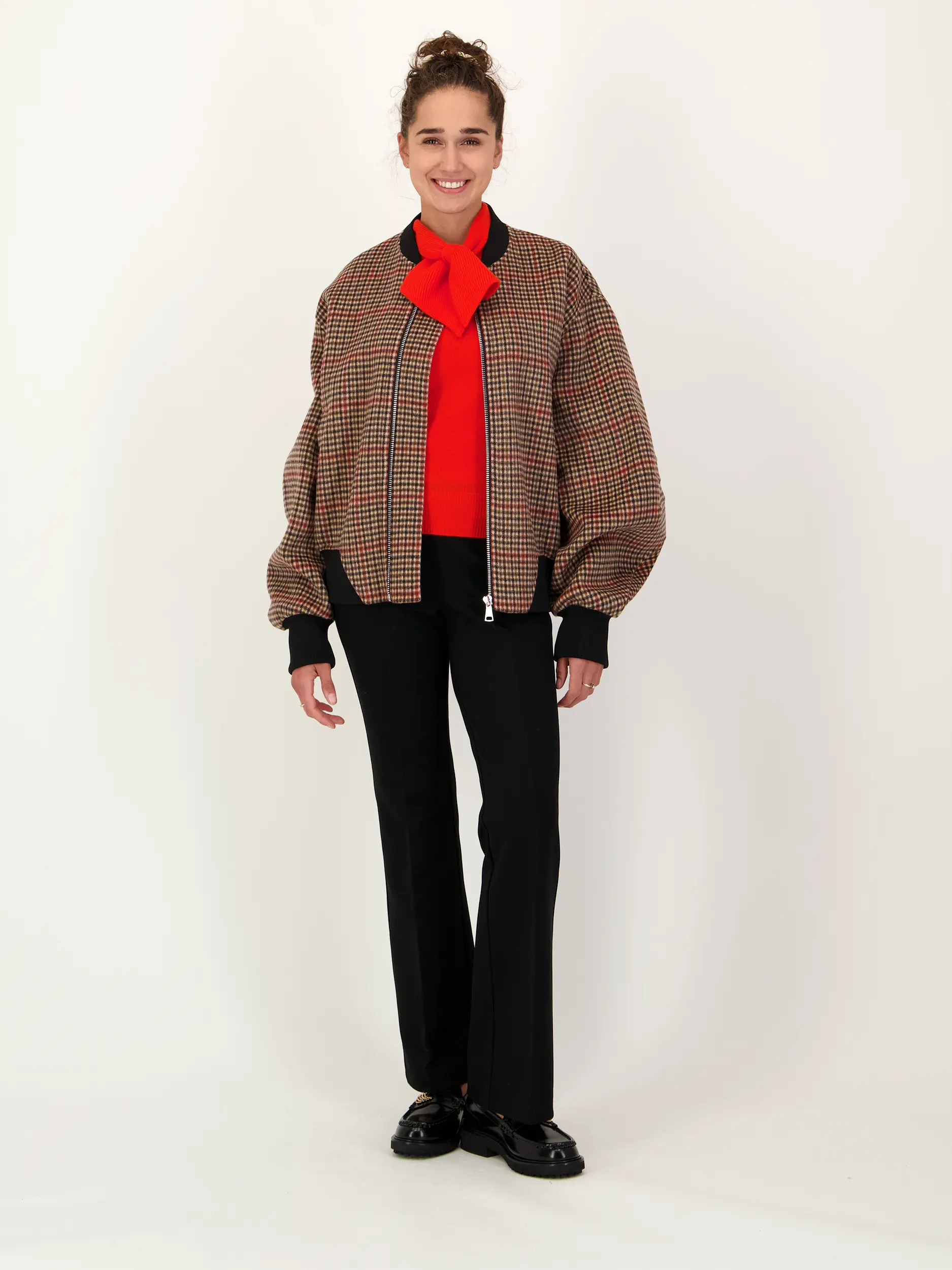 Pullover 'Invited' aus Kaschmir mit Schluppe langarm - Artikel Teil eines Outfits getragen von einem Modell - Farbe: Rot