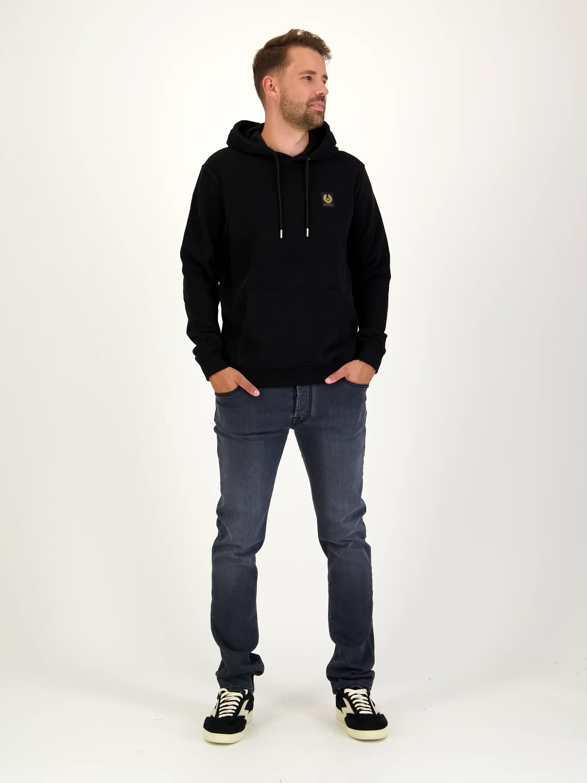 Sweatshirt - Artikel Teil eines Outfits getragen von einem Modell - Farbe: Schwarz