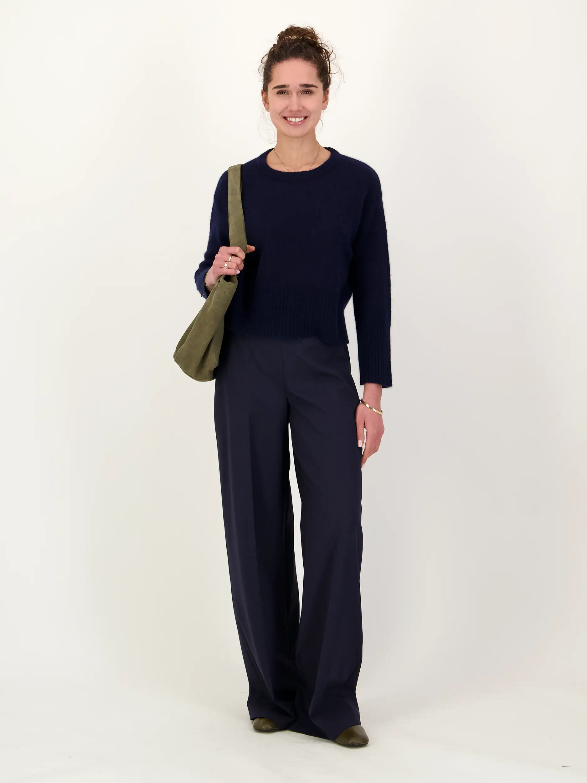 Pullover 'Kashi' aus Kaschmir Seide Mix - Artikel Teil eines Outfits getragen von einem Modell - Farbe: Blau