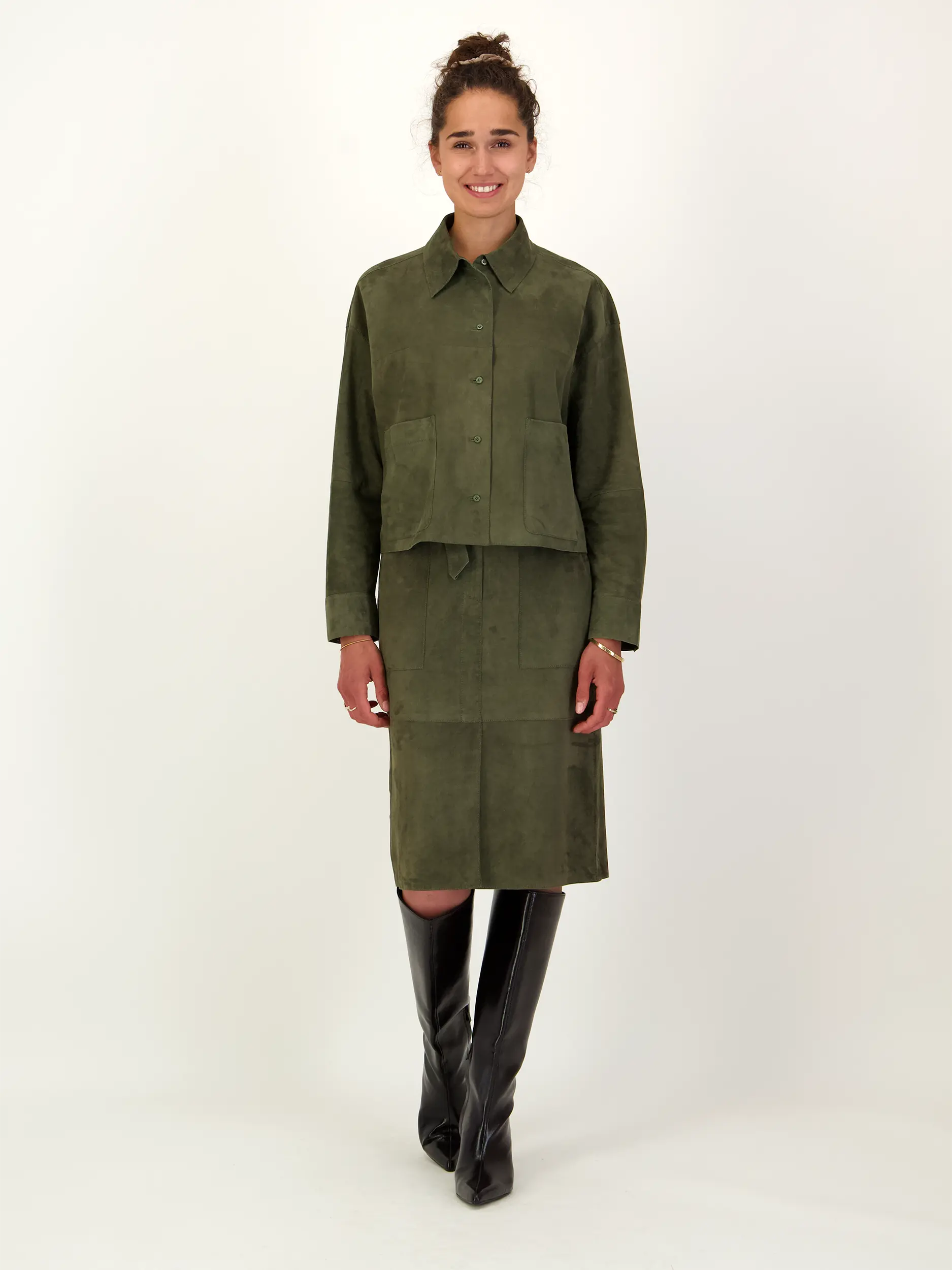 Midi Lederrock - Artikel Teil eines Outfits getragen von einem Modell