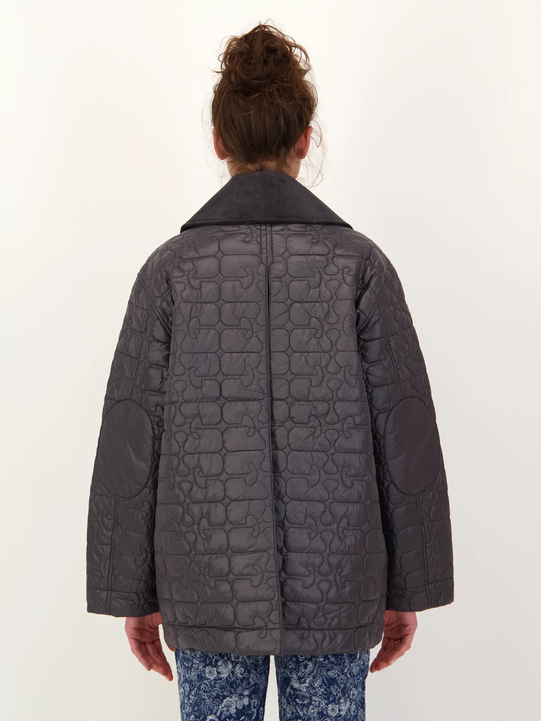 Steppjacke - Artikel Rückseite getragen von einem Modell - Farbe: Schwarz