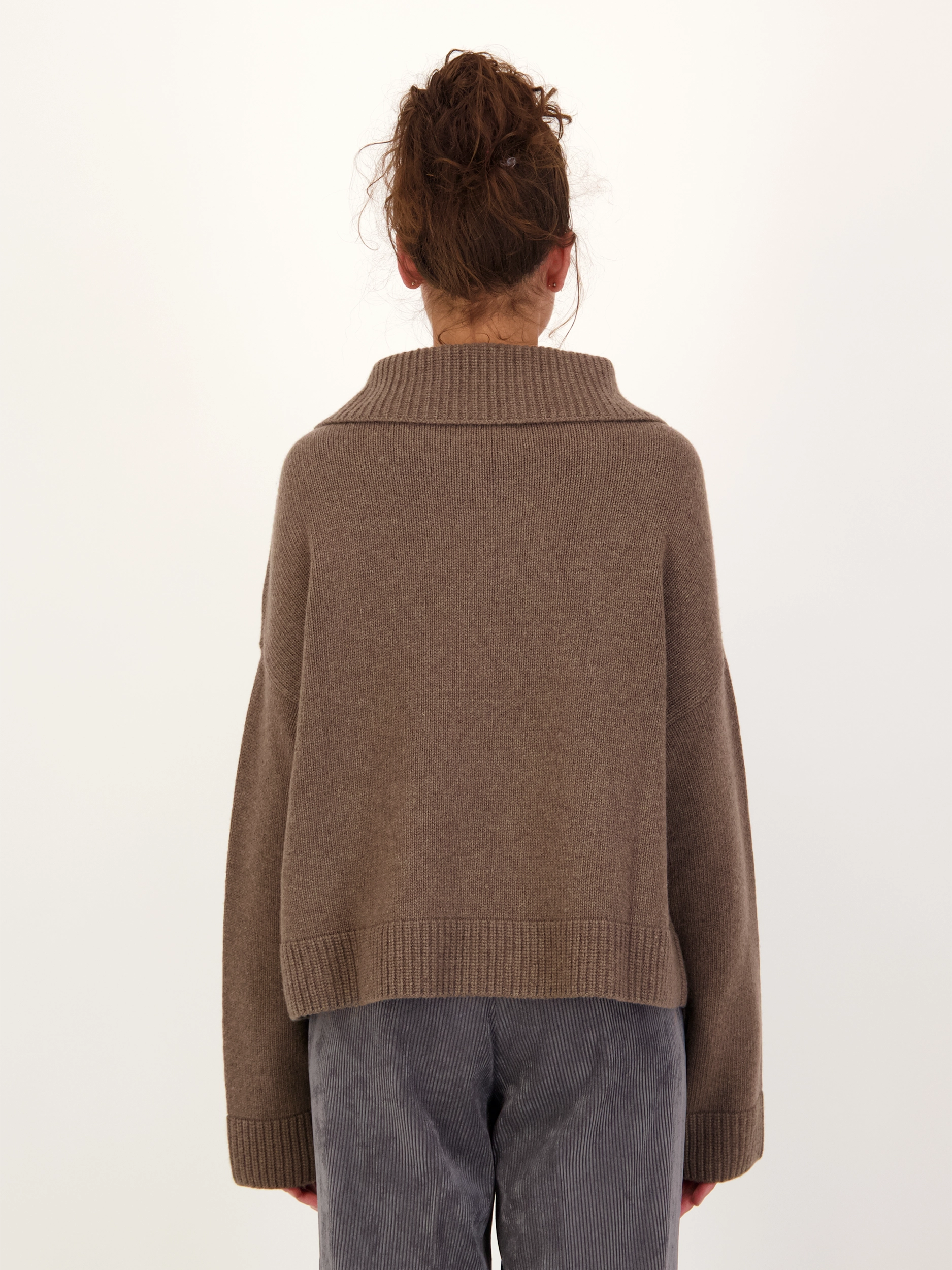 Pullover 'Valentine' aus Kaschmir-Mix langarm - Artikel Rückseite getragen von einem Modell - Farbe: Braun