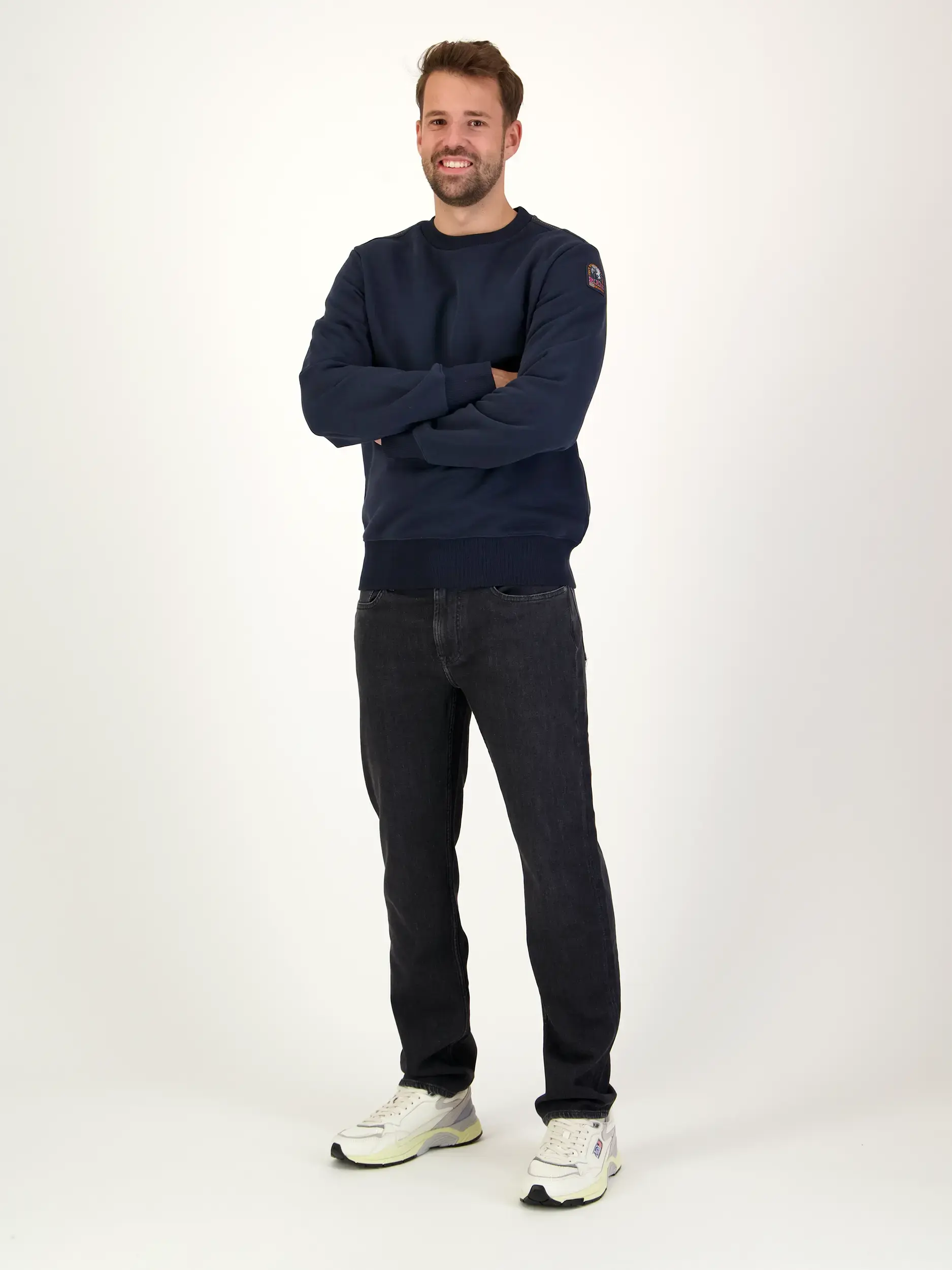 Sweatshirt - Artikel Teil eines Outfits getragen von einem Modell - Farbe: Blau