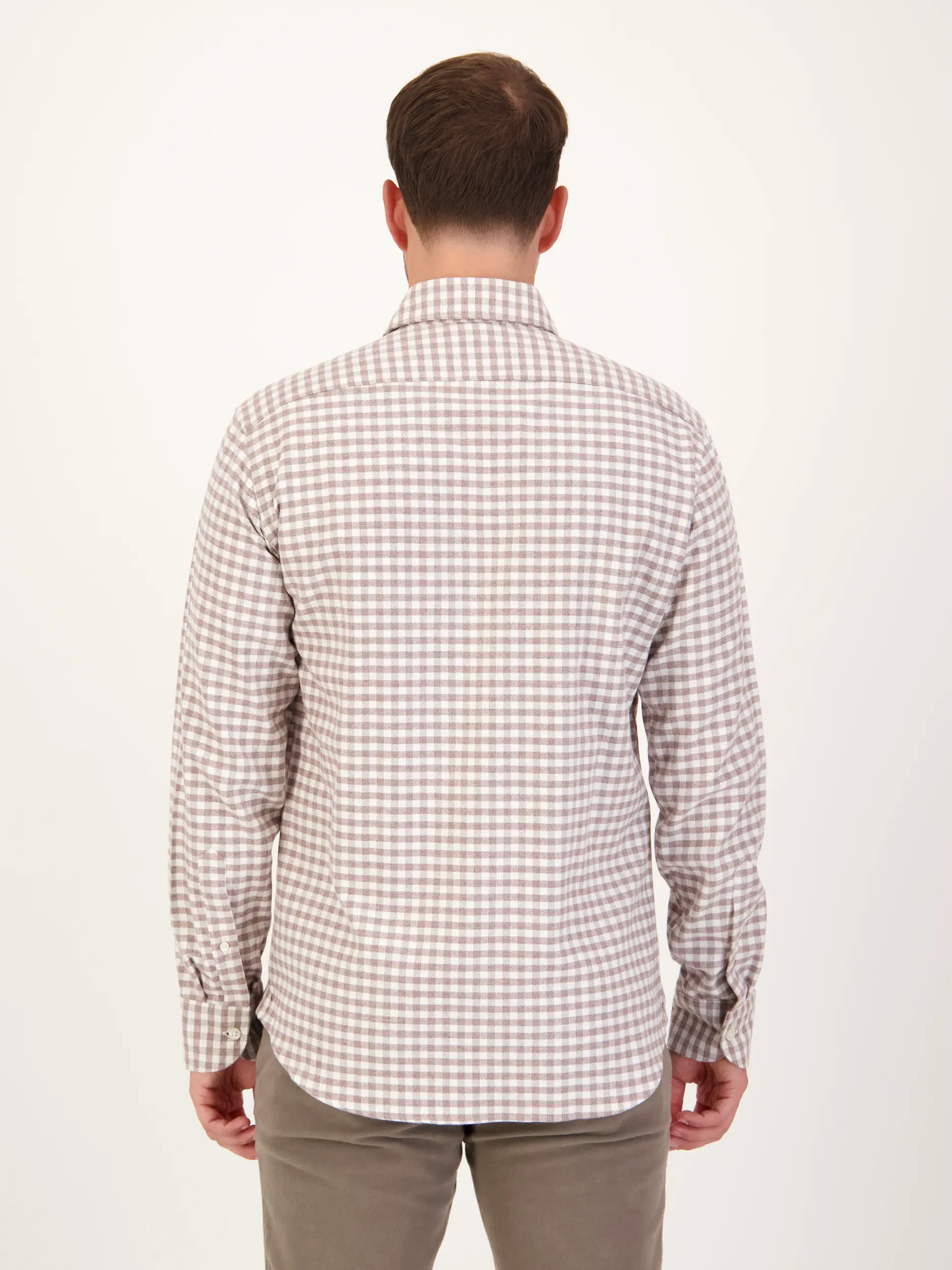 Kariertes Flanellhemd mit Kentkragen langarm - Artikel Rückseite getragen von einem Modell - Farbe: Braun